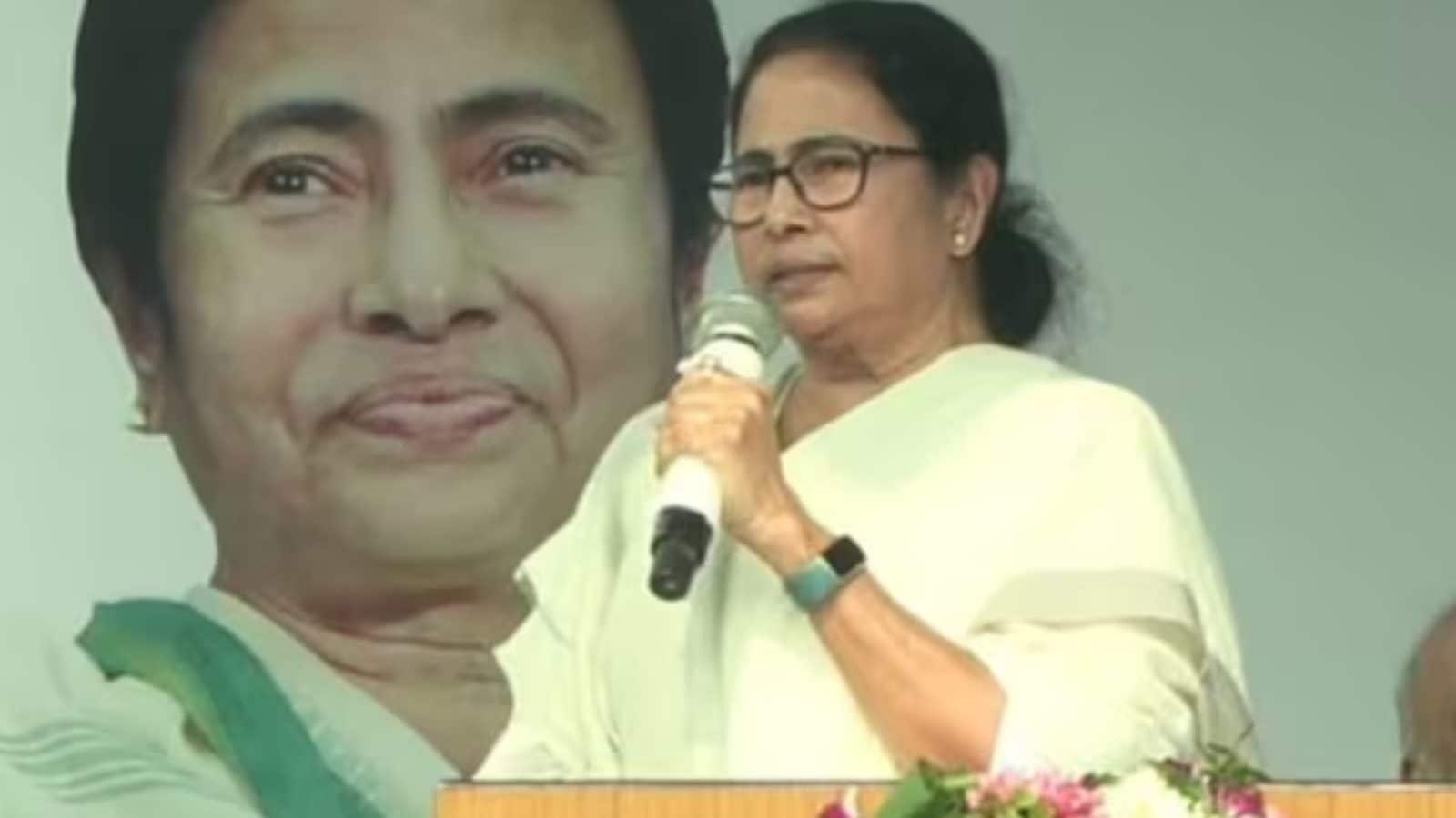 மதவாத சக்திகளை கொண்டாடுவதா? மேற்கு வங்க ஆளுநருக்கு மம்தா பானர்ஜி கடிதம்