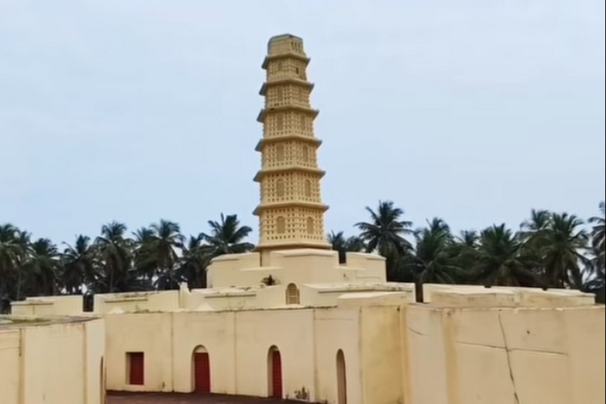  1814ஆம் ஆணடு நெப்போலியனுடன் போரிட்டு அவரை வீழ்த்தி ஆங்கிலேயர்கள் வெற்றி பெற்றதை போற்றும் வகையில், அப்போது தஞ்சாவூரை ஆண்ட மராட்டிய மன்னர் இரண்டாம் சரபோஜியால், எழுப்பப்பட்ட நினைவுச்சின்னமாக உருவானதே இந்த மனோரா கோட்டையாகும்.