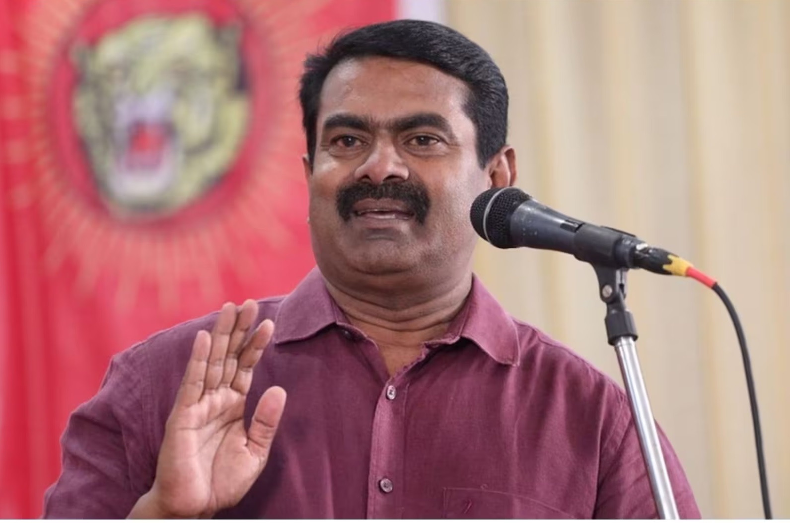  நாம் தமிழர் கட்சியின் ஒருங்கிணைப்பாளர் சீமான், தனித்துவ நகைச்சுவை நடிப்பால் மக்களை மகிழ்வித்தவர் மயில்சாமி. வறியோர்க்கு உதவும் மனித நேய மாண்பாளர் மயில்சாமி மறைவு செய்தி அறிந்து வேதனை அடைந்தேன். மயில்சாமியை இழந்துவாடும் அவரது குடும்பத்தினருக்கு ஆழ்ந்த இரங்கல் என்று குறிப்பிட்டுள்ளார்.