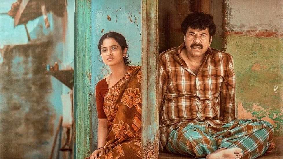  வேளாங்கண்ணிக்கு சுற்றுப்பயணம் வரும் மம்முட்டி ஒரு கிராமத்தை பார்த்தவுடன் வேறு ஒரு நபராக மாறி அந்த கிராமத்தில் ஏற்கெனவே வாழ்ந்த ஒரு தமிழர் கதாபாத்திரத்தை அப்படியே பிரதிபலிக்கிறார். காணாமல் போன தமிழரின் ஆவி மம்முட்டி உடலுக்குள் வந்ததா இல்லை மம்முட்டி எதுவும் கதை கேட்டுவிட்டு நடிக்கிறாரா, உண்மையில் என்ன நடந்தது என ரசிகர்களையே யூகிக்கவிட்டு ரசிக்கும்படியான ஒரு திரைப்படத்தை உருவாக்கியுள்ளார் இயக்குநர் லிஜோ ஜோஸ்.