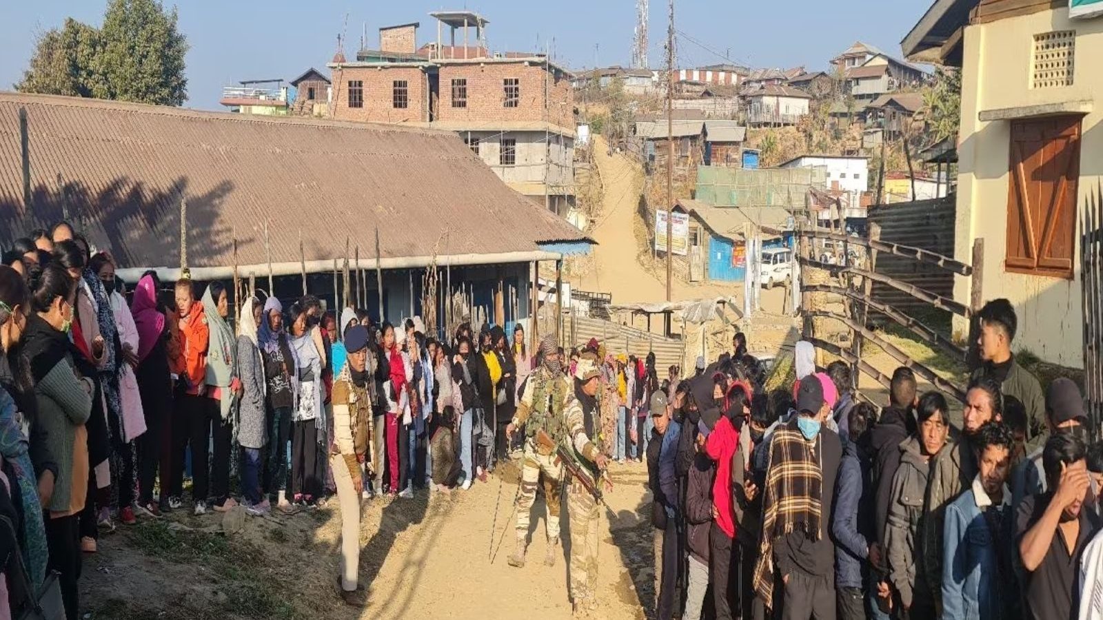 வாக்குச்சாவடியில் துப்பாக்கிச் சூடு, கல்வீச்சு.. சட்டமன்றத் தேர்தல் வன்முறையால் நாகாலாந்தில் பதற்றம்..!