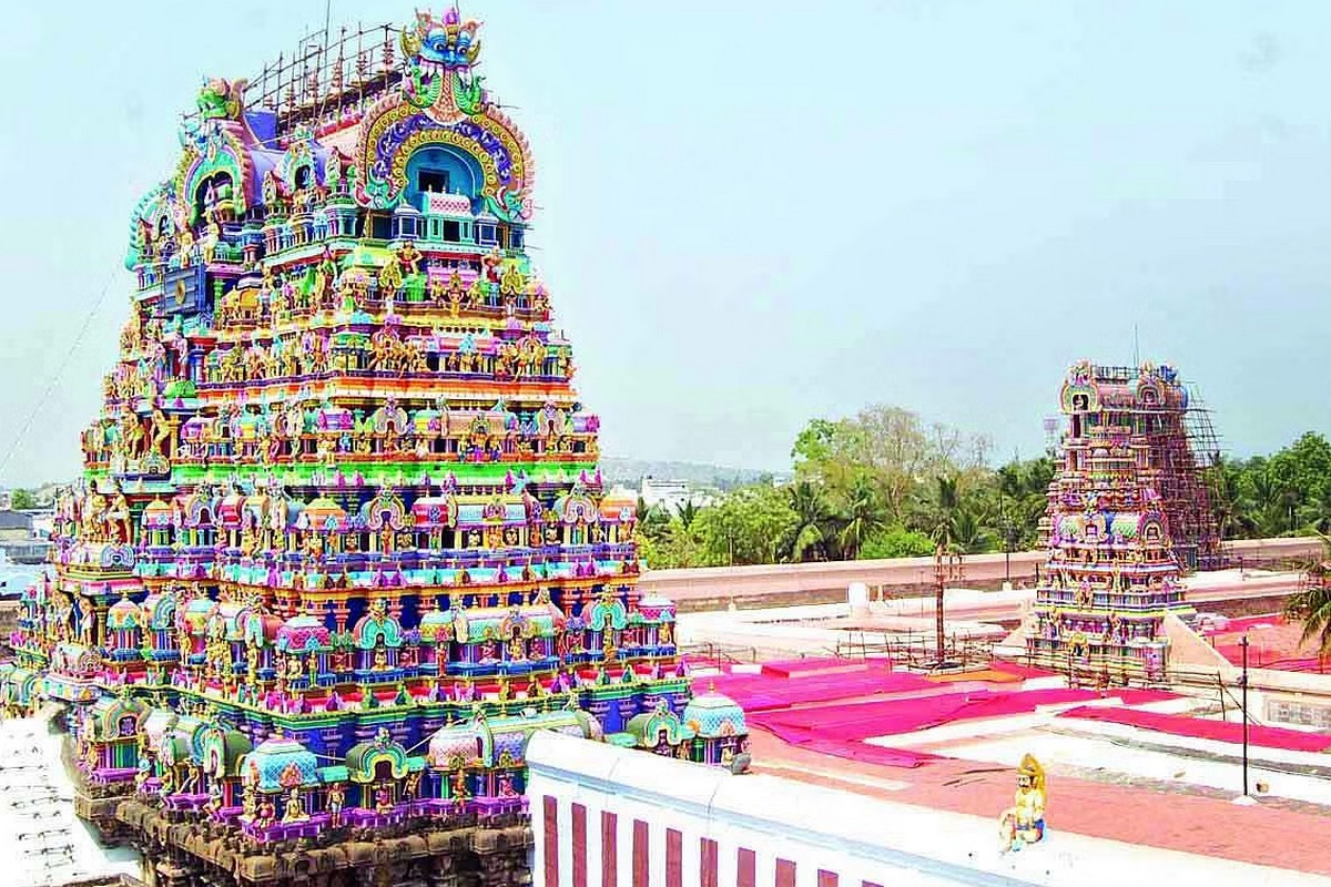  தமிழ்நாட்டில் உள்ள முக்கியமான ஐந்து சிவசபைகளில் திருநெல்வேலியில் உள்ள ஸ்ரீ காந்திமதி நெல்லையப்பர் ஆலயம் தாமிர சபைபைய் கொண்ட முக்கியத்துவம் வாய்ந்த ஒன்றாக கருதப்படுகிறது. சிவபெருமான் நடனமாடிய ஐந்து முக்கிய தலங்களில் நெல்லையப்பர் கோவில் திருத்தலமும் ஒன்று என்பது சிறப்பாகும்.