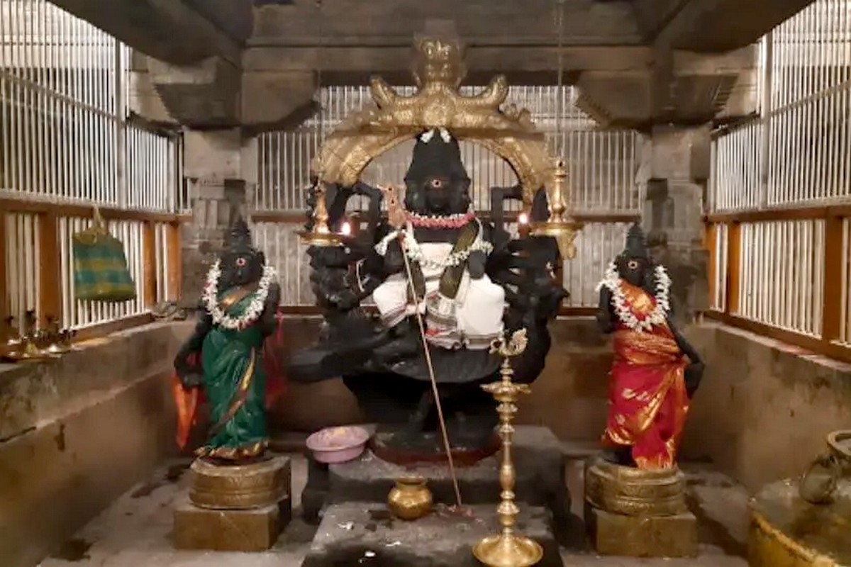  இந்த மூன்றாவது பிரகாரத்தில் முருகப்பெருமானுக்கு தனியாக பெரிய சந்நிதி இருக்கிறது. ஆறுமுகமாய், மயில் வாகனனாய், வள்ளி தெய்வானையுடன் சந்தனக்காப்பில் நின்று அருள் புரிகிறார் முருகன். இந்த கோவிலில் உள்ள விநாயகர் பொல்லாப் பிள்ளையார் என்றும், முருகப் பெருமான் ஆறுமுகப் பெருமான் என்றும் அழைக்கப்படுகின்றனர்.