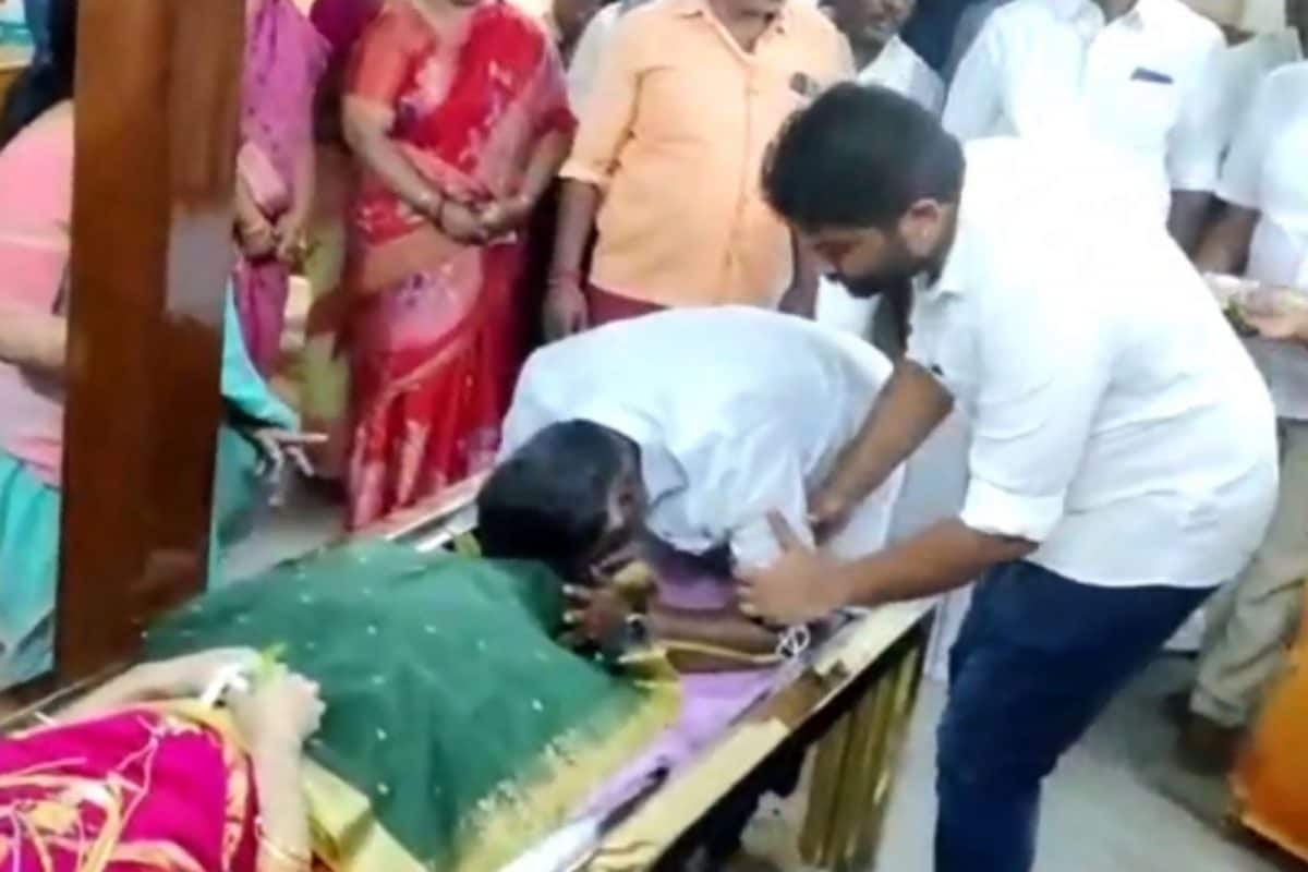 மறைந்த தாயாரின் காலை பிடித்து கதறி அழுத ஓபிஎஸ்