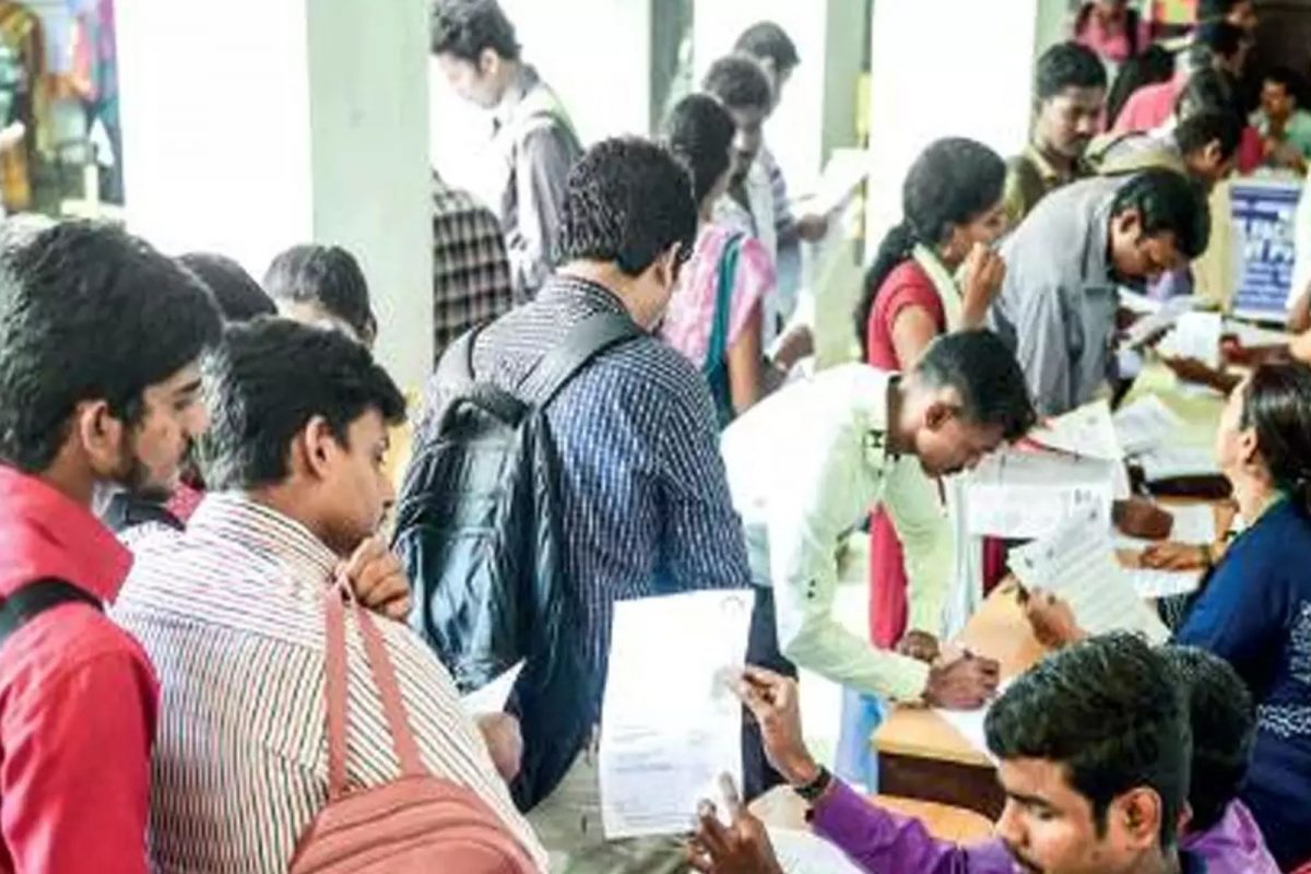 வேலைவாய்ப்பு இல்லாமல் இருக்கும் இளைஞர்கள் தமிழ்நாடு அரசின் UYEGP என்ற சிறப்புத் திட்டத்தின் கீழ் விண்ணப்பித்து பயன்பெறலாம். ரூ.15 லட்சம் வரை கடனுதவி  வழங்கப்படுகிறது.அதிபட்சம் ரூ.2.5 லட்சம் வரை அரசு மானிய நிதி கிடைக்கும்.  