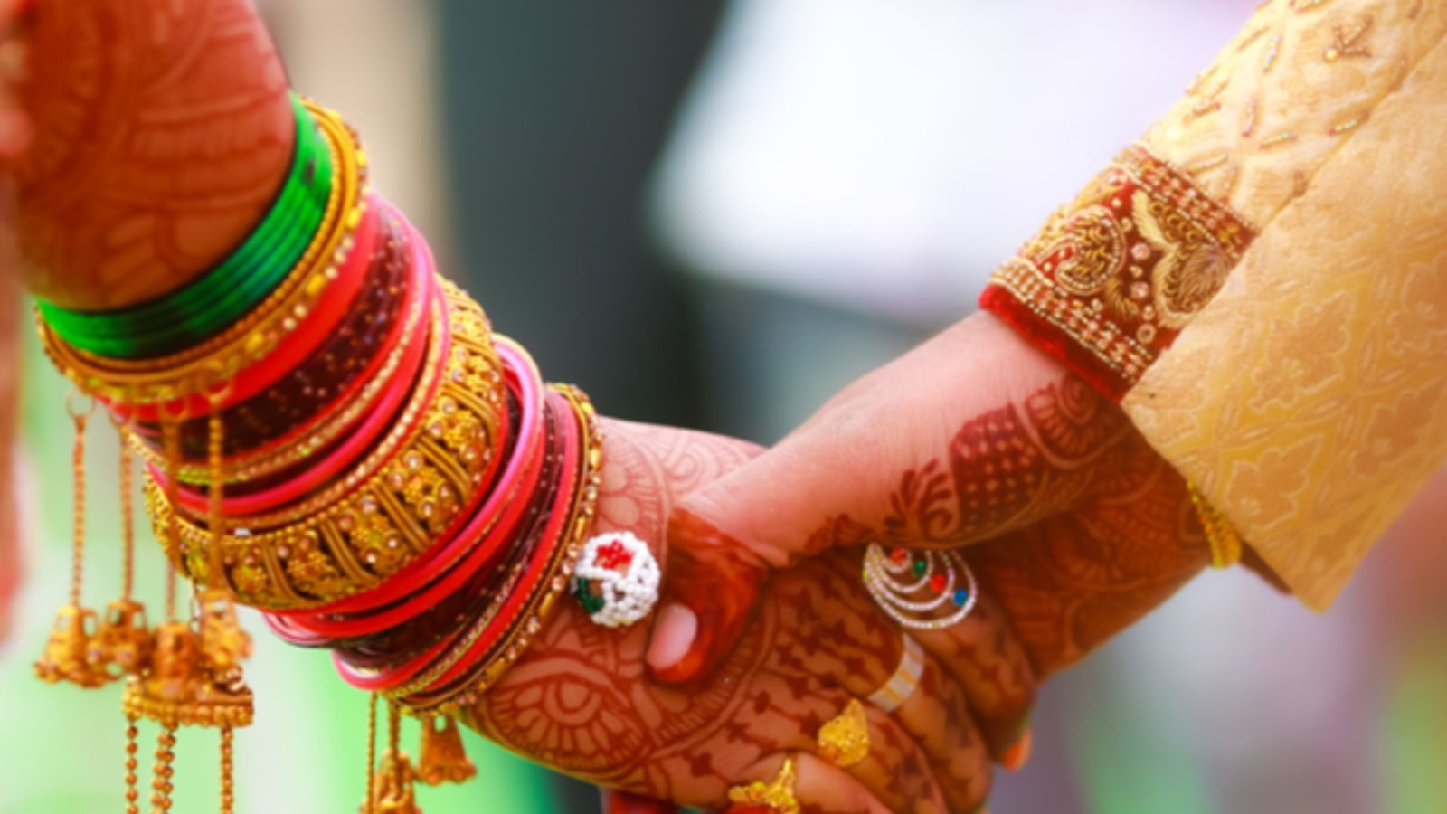 திருமண நாளை மறந்த கணவர்.. தாய், அண்ணனை வைத்து அடித்து உதைத்த பெண்..!