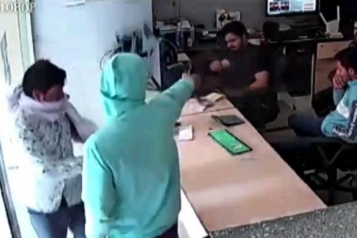 டெல்லி : கேபிள் அலுவலகத்திற்குள் புகுந்து மர்மநபர்கள் துப்பாக்கிச்சூடு