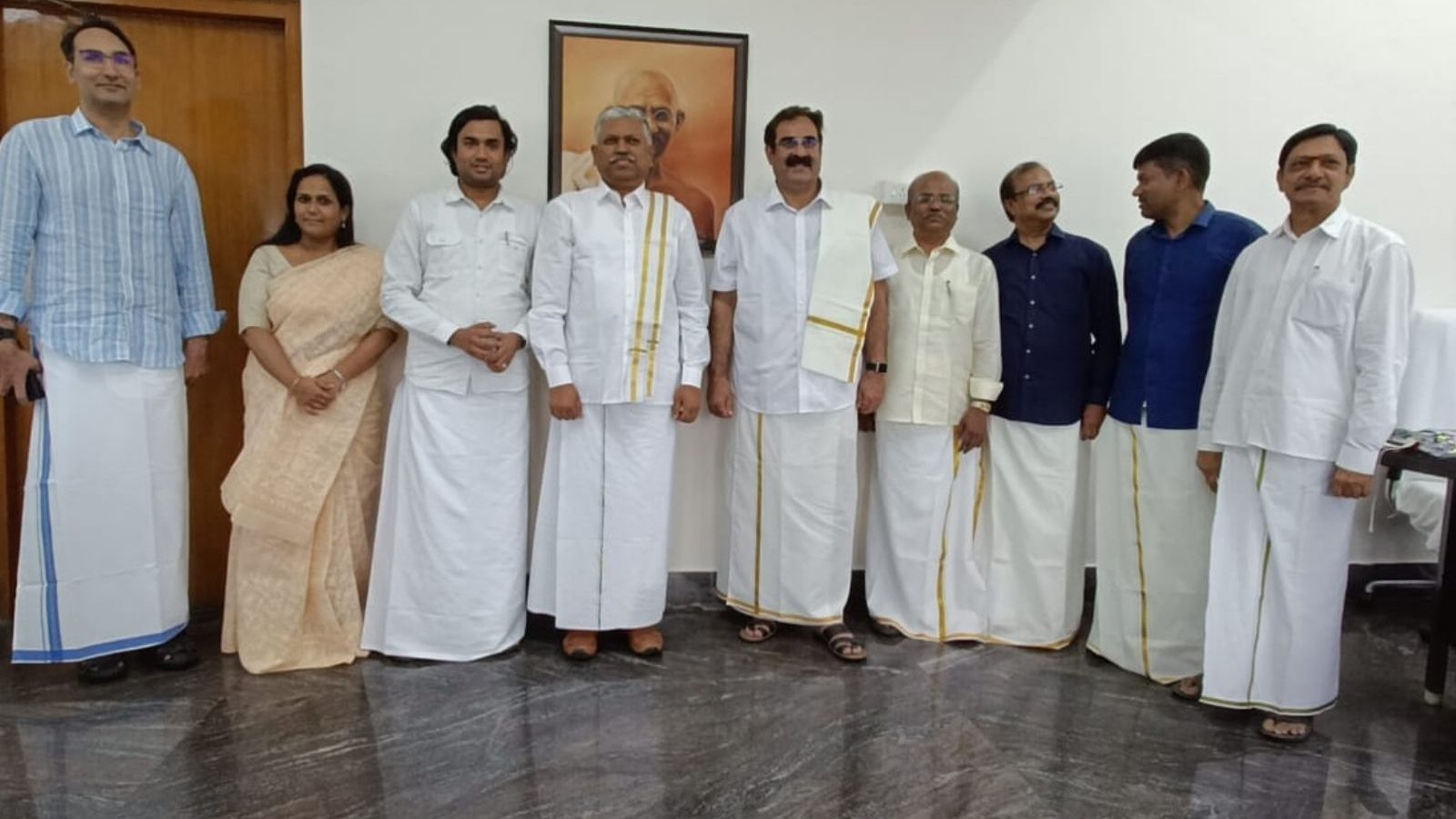 ஆளுநர் உத்தரவு.. பாரம்பரிய ஆடையில் பணிக்கு வந்த புதுவை அரசு ஊழியர்கள்..