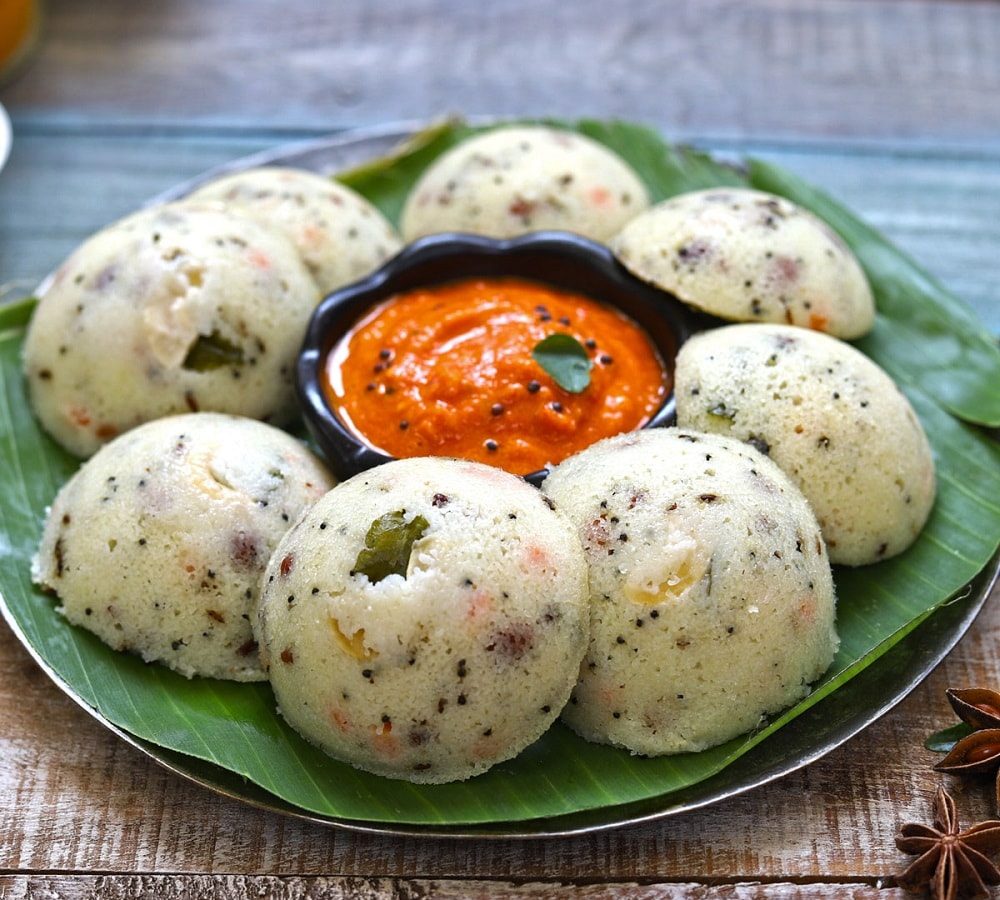  ,[object Object], ஒரு சிறிய கடாயில் எண்ணெய் ஊற்றி அது சூடானதும் கடுகு சேர்க்கவும். இதனுடன் காய்கறிகளைச் சேர்த்து நன்கு வதக்கவும். இப்போது உப்பு, மஞ்சள் சேர்த்து, அதை ஆற விடவும். இப்போது ஒரு பாத்திரத்தில் வதக்கிய கலவையை சேர்த்து, வறுத்த ரவையை இதில் சேர்க்கவும். பின்னர் தயிர், மற்றும் ஈனோ சால்ட் சேர்த்து மாவை நன்கு கலந்து கொள்ளவும். இப்போது இட்லி பாத்திரத்தின் அச்சில் மாவை ஊற்றி 15 நிமிடங்கள் ஆவியில் வேகவைத்தால் ரவை இட்லி ரெடி.