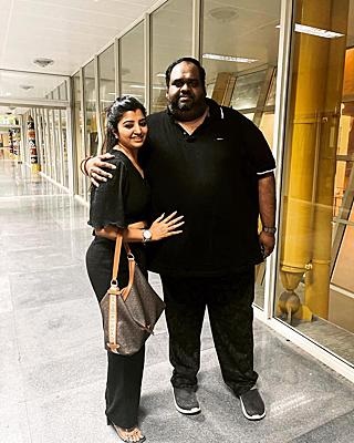  இதையடுத்து கடந்த ஆண்டு செப்டம்பர் மாதம் தயாரிப்பாளர் ரவீந்திரனை காதலித்து திருமணம் செய்து கொண்டார் மகாலட்சுமி.