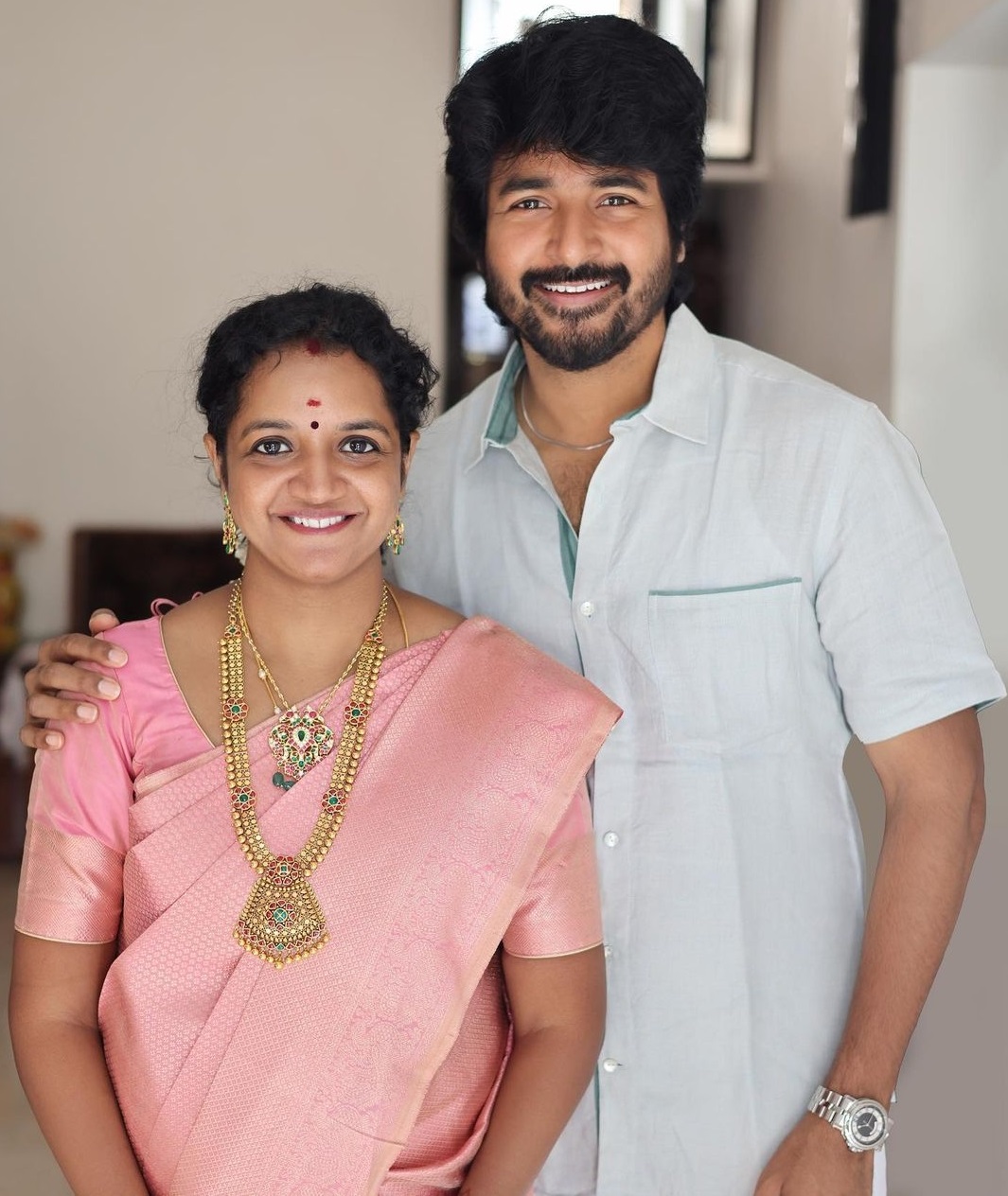  இரண்டு நாட்கள் கழித்தும் போதிய தொகையைத் திரட்ட முடியாத நிலையில், வேறு வழியே இல்லை. விஷயத்தைத் தம்பி சிவகார்த்திகேயனிடம் மொத்தமாகக் கொட்டித் தீர்த்தபோது, “நான் பார்த்துக்குறேன். தொகை முழுவதையும் நான் கட்டுறேன். என் பங்களிப்பை அவரிடம் பகிர்ந்துகொள்ள வேண்டாம். எல்லோரும் சேர்ந்து அவருக்காக நிற்பதாகவே இருக்கட்டும்...” என்றார் சிவா.