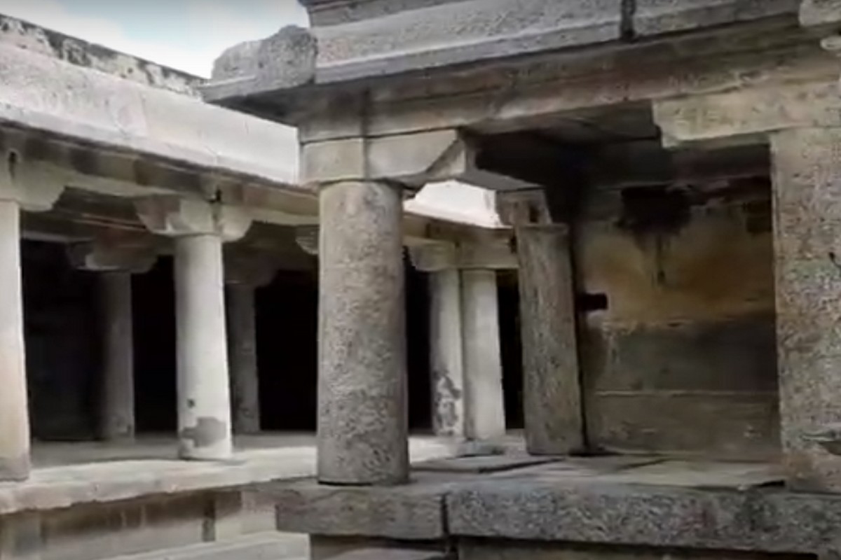  இந்த கோவிலில் காணப்படும் லிங்கத்தை வழிபடும் அடியார், பசு, காகம், நாகம், மீன் ஆகிய சிவபுராணச் சிற்பங்களும், பஞ்சதந்திரக் கதைகளை நினைவுபடுத்தும் சிற்பங்களும் தனிச் சிறப்புகளாக அமைந்திருக்கின்றன.