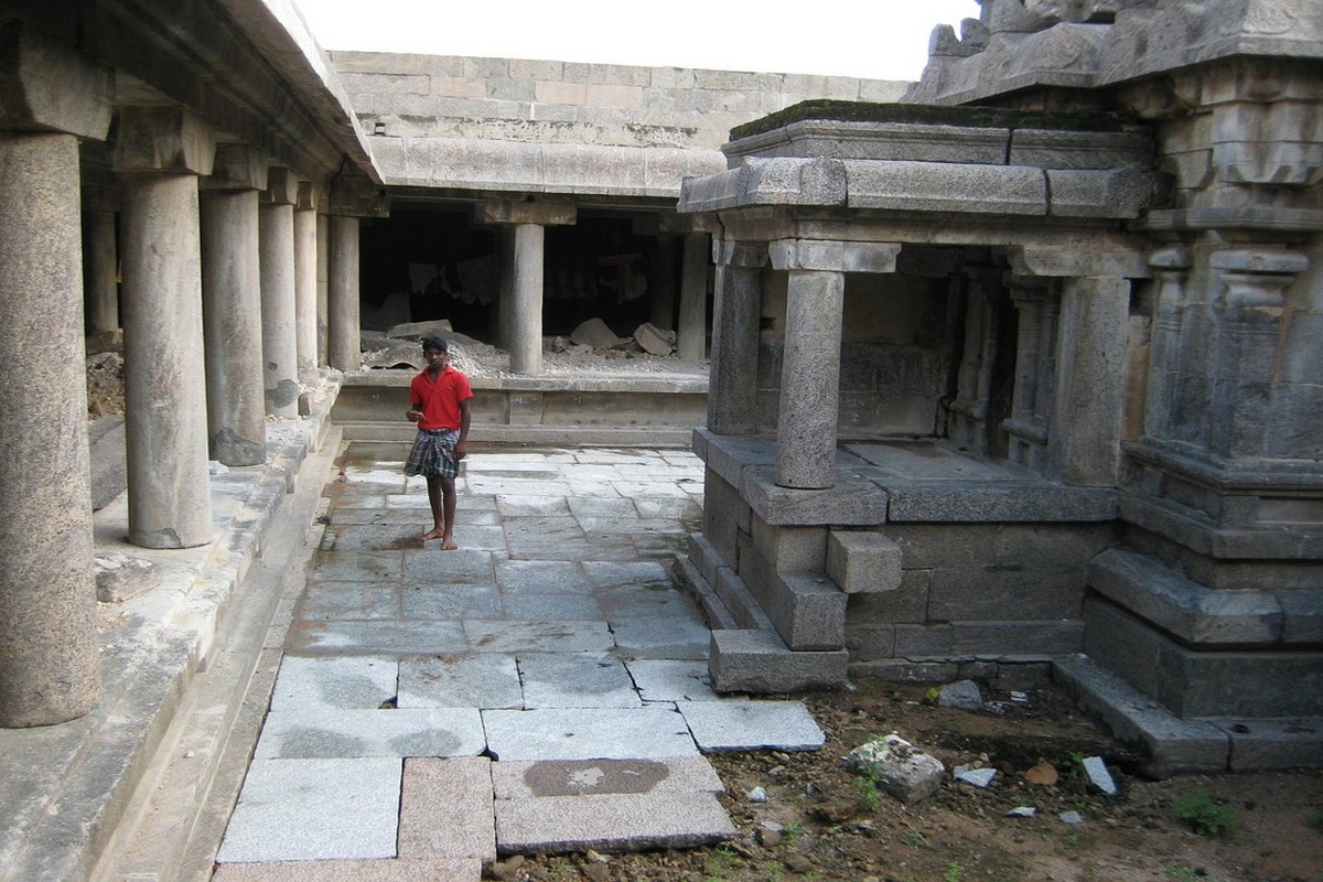  முகமண்டபம் பிரமாண்டமாக அமைந்திருக்கிறது. இந்த மண்டபத்தில் நான்கு வரிசையில் 12 தூண்கள் உள்ளன. பிரகாரத்தில் அழகிய வேலைப்பாடுகளுடன் செய்யப்பட்ட விநாயகர் காட்சியளிக்கிறார். முருகர் வள்ளி-தெய்வயானையுடன் அருள்புரிகிறார். பைரவர் துர்க்கை, ஆகியோரின் சன்னிதிகளும் உள்ளன. வடதிசையில் சண்டிகேஸ்வரர், நவக்கிரகங்கள் இருப்பதைப் பார்க்க முடியும்.