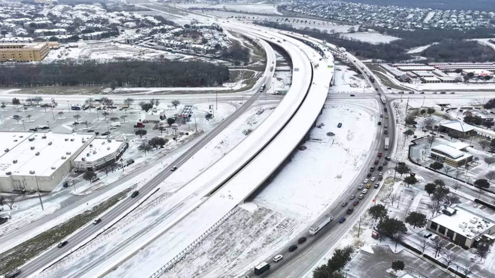 மைனஸ் 45 டிகிரி... எலும்பை உருக்கும் குளிர்.. பனிப்புயலில் தவிக்கும் அமெரிக்கா..!