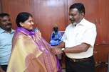விசிக தலைவர் திருமாவளவனுடன் நடிகை காயத்ரி ரகுராம் சந்திப்பு