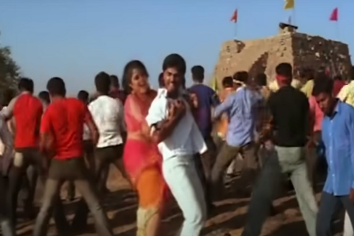  சிம்பு நடிப்பில் குத்து படத்தில் பரபரப்பை கிளப்பும் ‘போட்டுத்தாக்கு போட்டுத்தாக்கு’ பாடலில், ‘பாரதத்தில் பத்துகோடி பொண்ணு இருக்கு..’ என்ற பாடல் வரி வரும்போது இந்த திருமயம் கோட்டையில் இருக்கும் பீரங்கி மேட்டை பார்க்கலாம். இதேபோல பல்வேறு திரைப்பட காட்சிகள் இந்த திருமயம் கோட்டையில் எடுக்கப்பட்டுள்ளன.