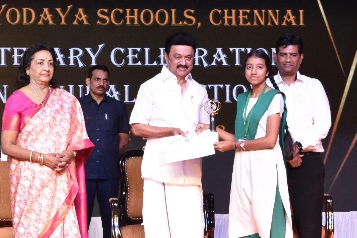 பழமைவாத கருத்துக்களை கண்டுகொள்ளாமல் பெண்கள் படிக்க வேண்டும் - முதல்வர்