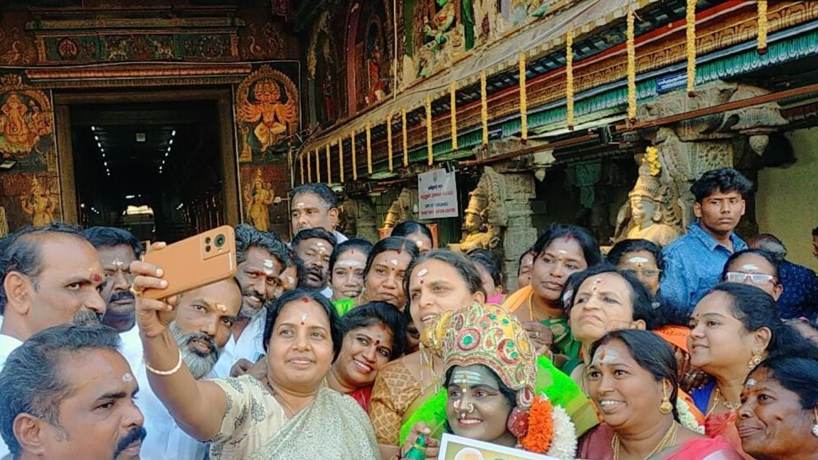 பிரதமர் மோடியின் திட்டத்தால் பயன்பெற்ற பெண்களுடன் செல்ஃபி - புதிய முன்னெடுப்பை தொடங்கி வைத்த வானதி சீனிவாசன்