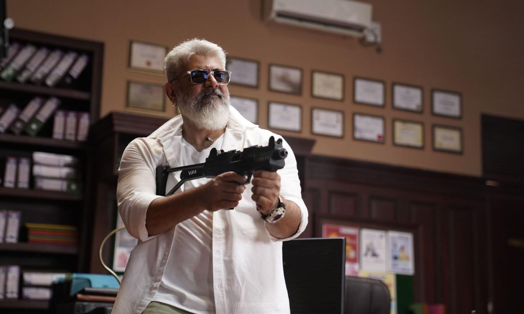  தமிழ் பதிப்பு 2 ஆம் இடத்திலும், துணிவு பட தெலுங்கு வெர்ஷனான தெகிம்பு 4 ஆம் இடத்திலும் உள்ளது. இது கடந்த பிப்ரவரி 6 ஆம் தேதி முதல் 12 ஆம் தேதி வரையிலான காலக்கட்டத்துக்கானது என்பது குறிப்பிடத்தக்கது.