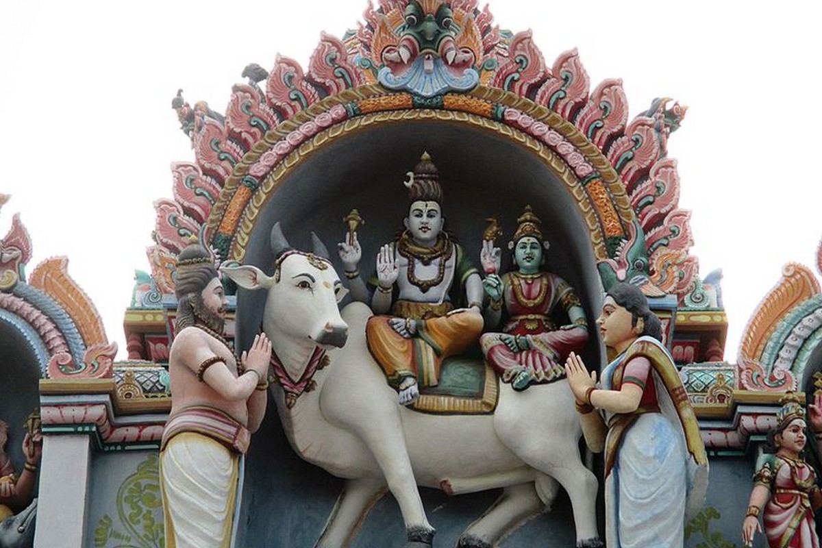  கிழக்கு நோக்கி அமைந்துள்ள பழமை வாய்ந்த இந்த ஆலயத்தின் ராஜகோபுரம் ஏழு நிலைகளுடன் காணப்படுகிறது. துணைமாலையம்மை மதுரை மீனாட்சி அம்மனைப் போலவே காட்சி தருகிறார். நடன அமைப்பில் பக்தர்களுக்கு அருள்புரிகிறார்.