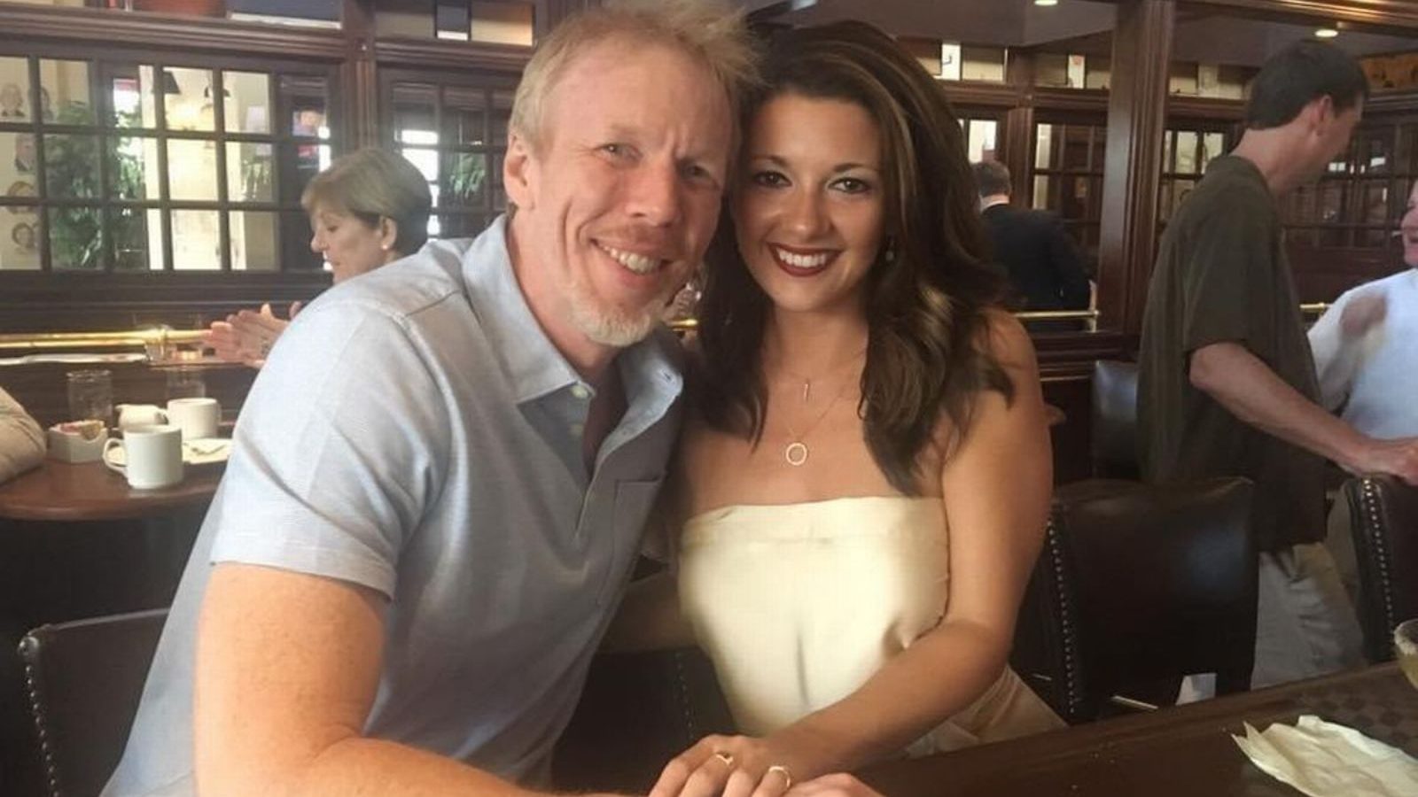 கல்லூரி காதலனுடன் பிரேக் அப்.. மனமுடைந்த இளம்பெண்... முதியவரை காதலித்து மணந்தார்..!