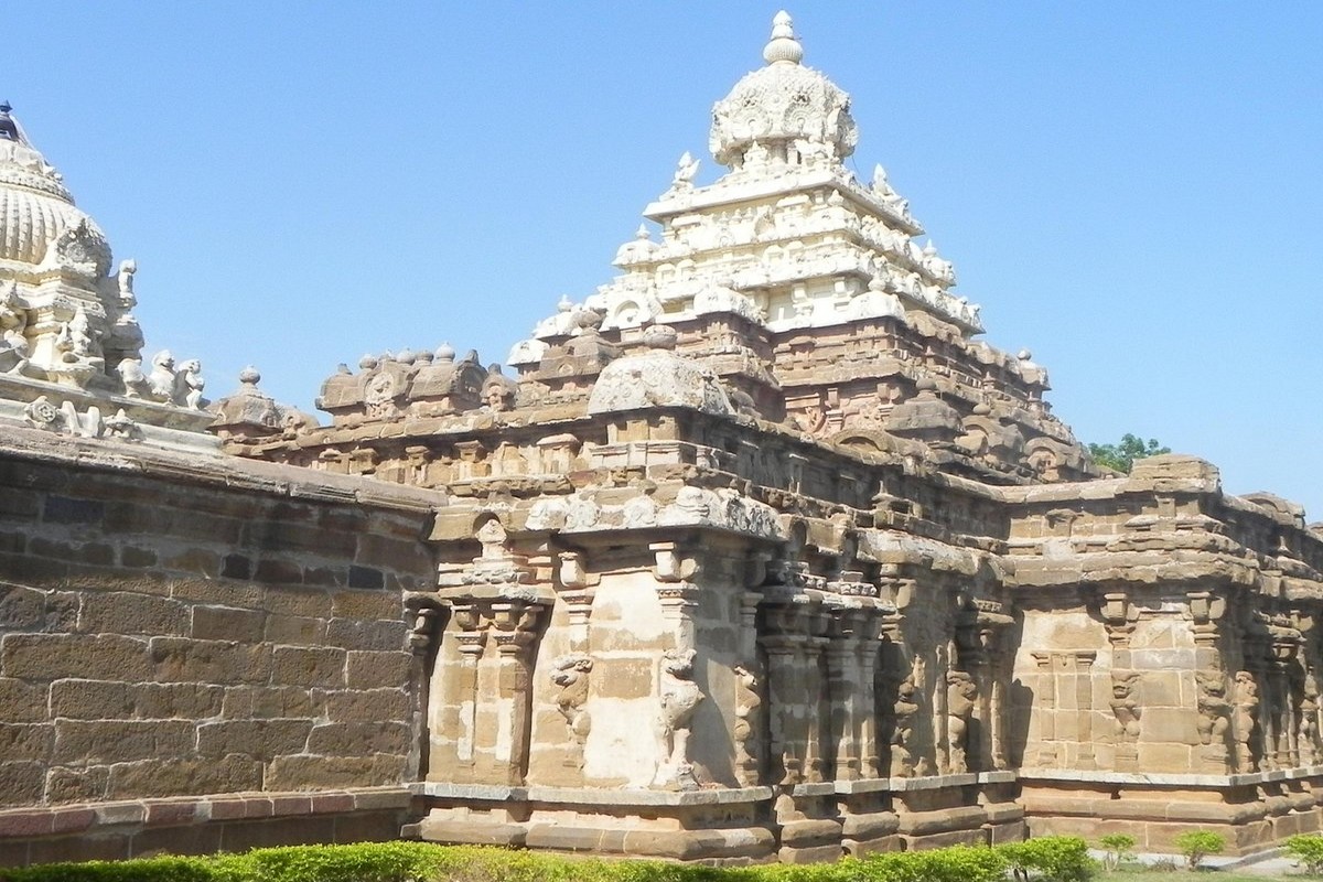  சிறப்புமிக்க மணற்கற்களால் கட்டப்பட்டு, வரலாற்று சிறப்புமிக்க வேலைப்பாடுகளோடு அமைந்த இந்த கோவிலில், நின்ற, அமர்ந்த மற்றும் படுத்த கோலங்களில் திருமாலின் திருவுருவச் சிலைகள் காட்சியளிக்கின்றன. இந்த கோவில் வரலாற்று சிறப்பு மிக்க அம்சங்களை தன்னகத்தே கொண்டு விளங்குகிறது.