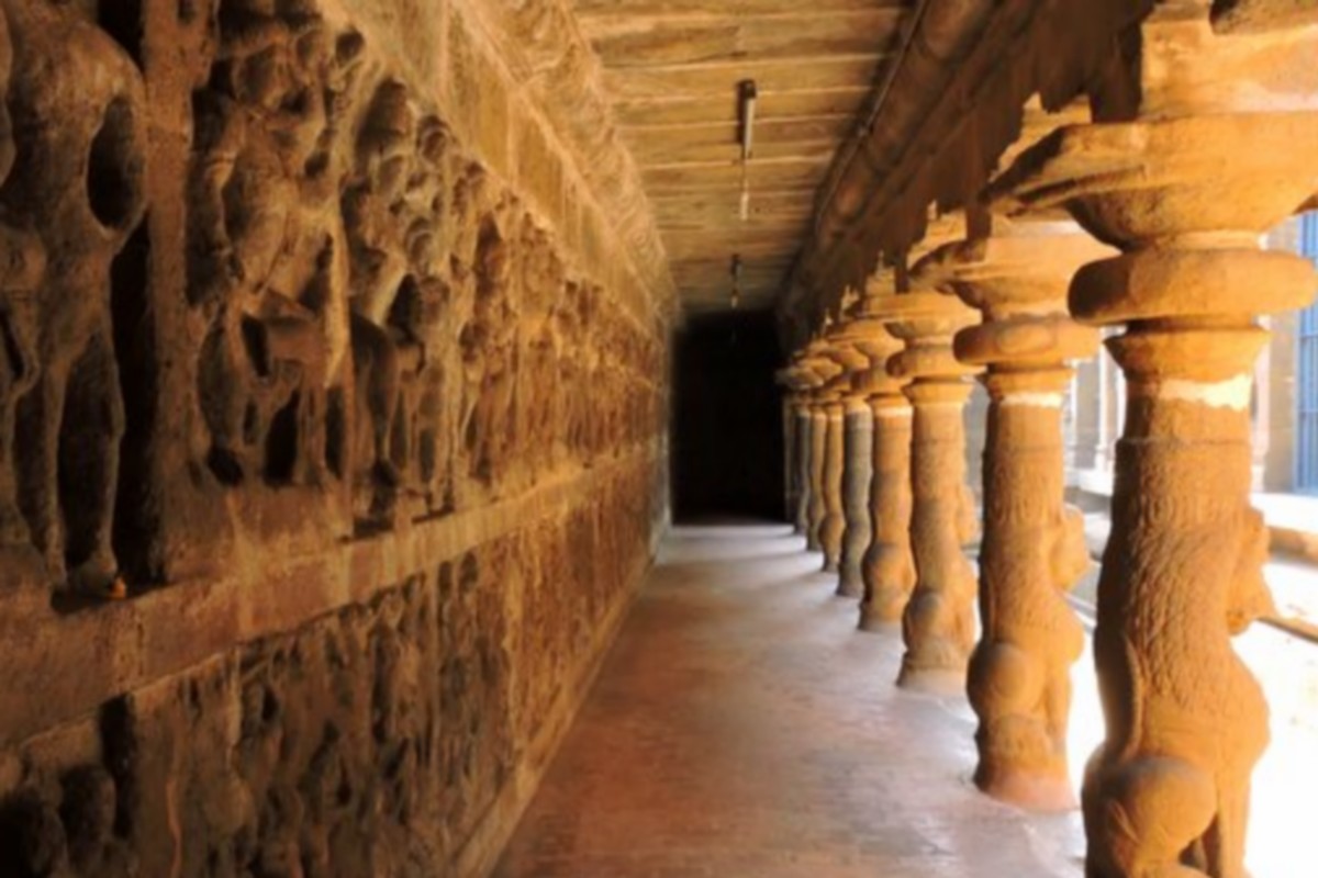  இக்கோயிலின் கட்டுமானம் வரலாற்றுச் சிறப்புடன் காட்சியளிக்கின்றன. இந்த கோவிலுக்கு வருபவர்கள் கோவிலின் கருவறையை மட்டும் பார்த்துவிட்டு திரும்பாமல், சுவர்களில் செதுக்கப்பட்டுள்ள சிற்பங்களையும், அவை கூறும் கதைகளையும் தெரிந்து கொள்வது அவசியம். இந்த சிற்பங்களை பார்த்து வியந்து அறிய ஒருநாள் போதாது.