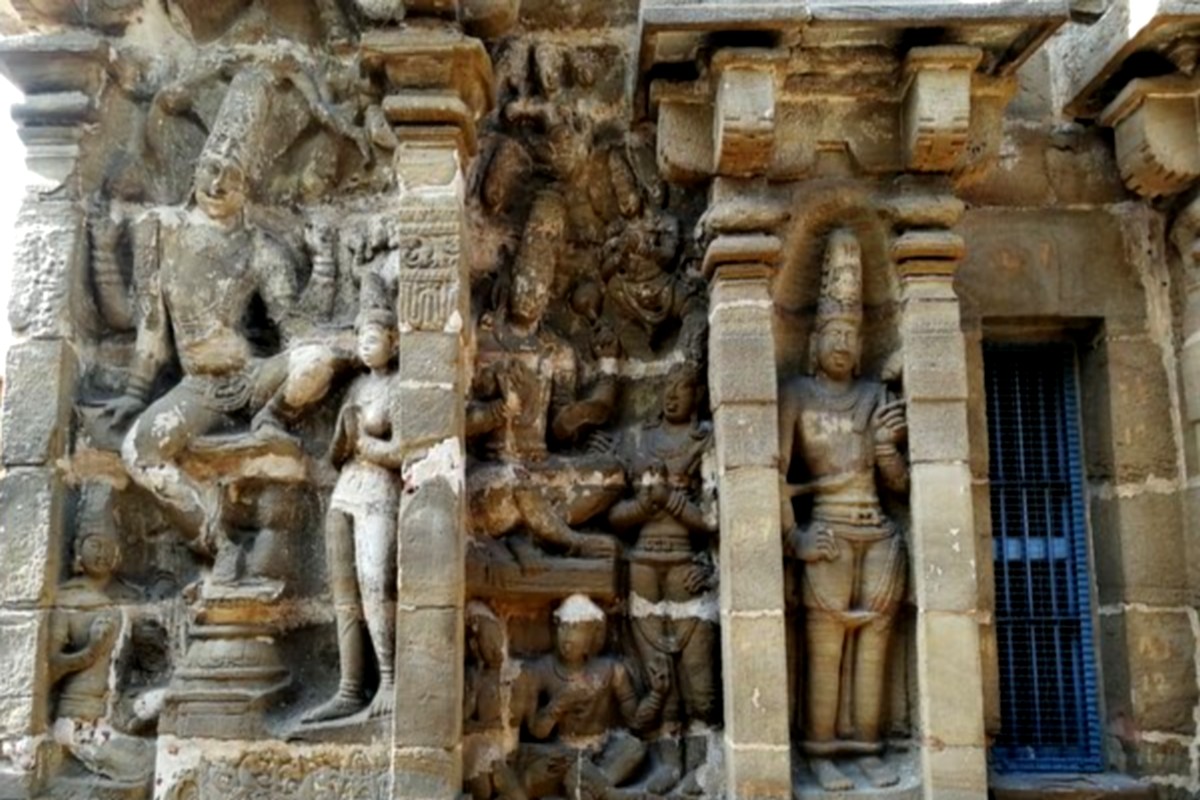  நடனம், இசை, கலை நிகழ்ச்சிகள் என ஒருபுறம் கலச்சார நிகழ்ச்சிகளை தத்ரூபமாக எடுத்துக்காட்டுகின்றன. போர் வீரர்களையும், போர்காட்சிகளையும் கண்முன்னே நிறுத்துகின்றன.