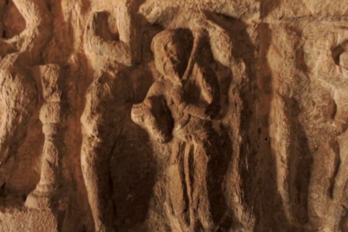  வைகுந்தப் பெருமாள் கோவிலின் தென் கிழக்கு சுவற்றில் சுவான்சாங் என்று அழைக்கப்படும் யுவான் சுவாங்கின் சிற்பத்தை பார்க்க முடியும். வரலாற்று சிறப்புமிக்க இந்த சிற்பம் யுவான் சுவாங்கின் சிறப்ம்தான் என்று ஆய்வாளர்கள் எடுத்துக்கூறுகின்றனர். அவரின் வருகையையும், சீனாவுடனான உறவையும் போற்றும் வகையில், பல்லவர்களால் அமைக்கப்பட்டுள்ளது.