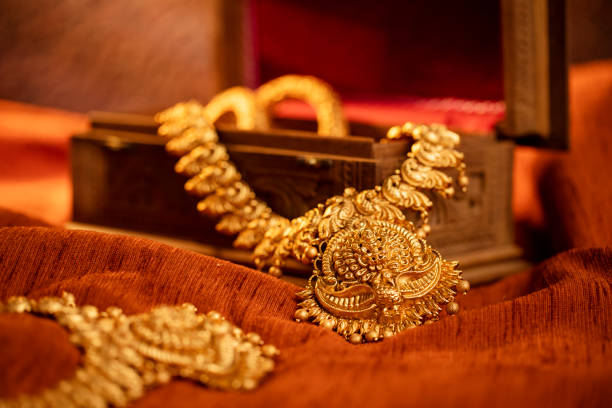  ,[object Object],[object Object],1. பிஐஎஸ் ஹால்மார்க் முத்திரை: தங்கத்தின் தூய்மை பிஐஎஸ்-ன் உரிமம் பெற்ற லேப் ஒன்றில் சரி பார்க்கப்பட்டிருப்பத்தை குறிக்கிறது.,[object Object],2. காரட் மற்றும் நேர்த்தி தூய்மை: தங்கத்தின் துாய்மையை குறிக்கும் 3 டிஜிட் எண் (916, 750, 585),[object Object],22K916 (91.6% தூய்மை கொண்டது),[object Object],18K750 (75% தூய்மை கொண்டது),[object Object],14K585 (58.5% தூய்மை கொண்டது),[object Object],3. மதிப்பீடு மற்றும் ஹால்மார்க்கிங் மையத்தின் சின்னம்,[object Object],4. ஹால்மார்க் செய்யப்பட்ட ஆண்டு மற்றும் நகை விற்கும் நிறுவனத்தின் லோகோ. லேசர் தொழில்நுட்பத்தை கொண்டு இந்த குறியீடுகள் அடையாளப்படுத்தப்பட்டிருக்கும்.