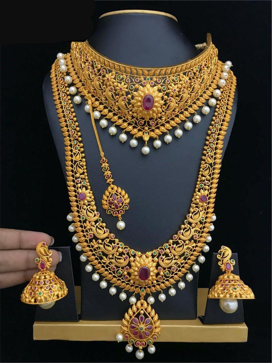  கடந்த ஆண்டு டிசம்பர் மாதம் முதல் தொடர் பண்டிகை காரணமாக தங்கம் விலை படிப்படியாக உயர்ந்து வந்தது. இதையடுத்து கடந்த மாதம் 2 ஆண்டுகளுக்கு பிறகு முதன்முறையாக தங்கம் விலை சவரனுக்கு 43 ஆயிரத்தை தாண்டியது.