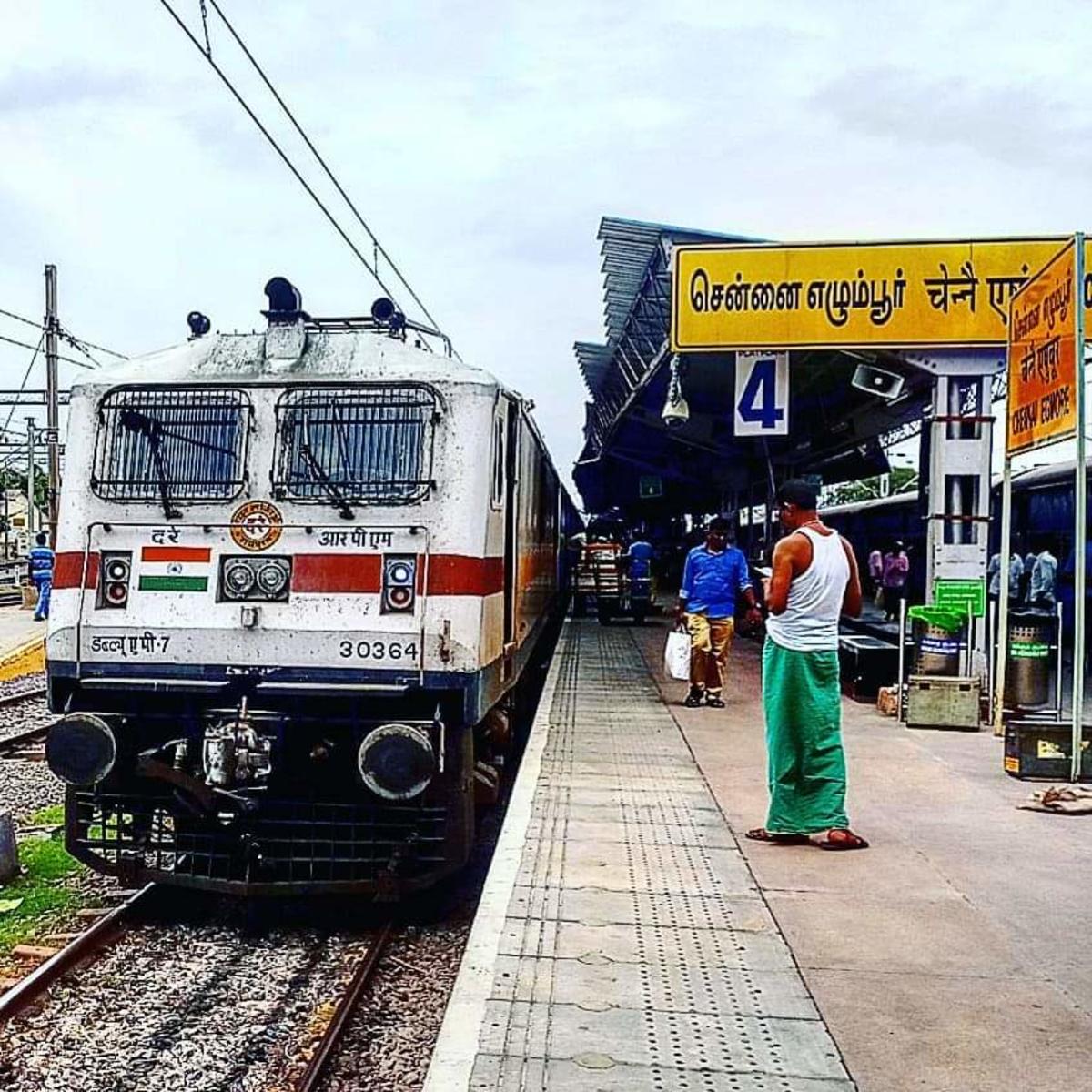  சென்னை எழும்பூரிலிருந்து மதுரைக்கு இரவு 10.05 மணிக்கு புறப்படும் அதிவேக விரைவு ரயில் 17, 19, 24 மற்றும் 26 ஆகிய தேதிகளிலும், மதுரையிலிருந்து சென்னை எழும்பூருக்கு இரவு 10.50 மணிக்கு புறப்படும் அதிவேக விரைவு ரயில் 16, 17, 19 மற்றும் 25 ஆகிய தேதிகளிலும் ரத்து செய்யப்படுகின்றன.