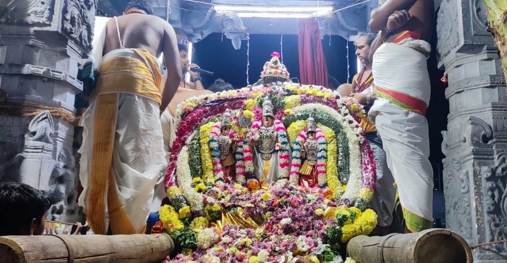  குறிப்பாக அம்மை நோய் தாக்கியவர்பகளுக்கு இந்த கோவிலின் தீர்த்தம் தான் அருமருந்து. சமய பேதமில்லாமல் இந்ததீர்த்தத்தை மக்கள் அருந்துவதே அதற்கு சான்று. ஒவ்வொரு ஆண்டும் மார்ச் மாதம் 9, 10, 11 ஆகிய நாட்களிலும் அக்டோபர் மாதம் 2, 3, 4 ஆகிய நாட்களிலும் காலை 6.20 மணி முதல் 6.40 மணி வரை சூரியனின் செங்கதிர்கள் மாரியம்மனின் திருமுடிமீது பட்டு கீழிறங்கி திருமுகத்தில் பணிவது சிலிர்க்க வைக்கும் திருக்காட்சிபுரிவார்.