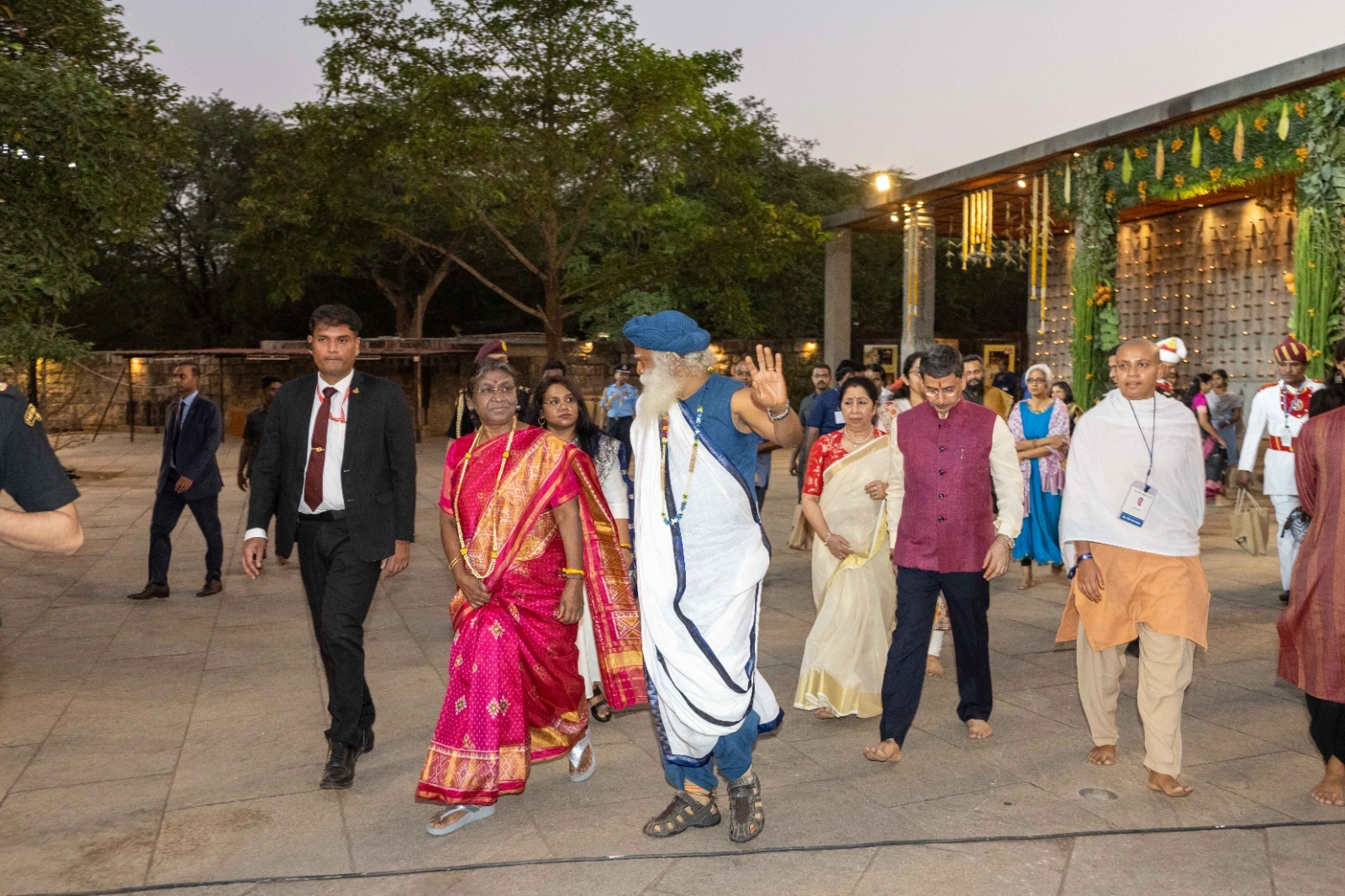  மாலை 6 மணியளவில் ஈஷா யோகா மையத்திற்கு வருகை தந்த குடியரசு தலைவர் திரவுபதி முர்முவை சத்குரு வரவேற்றார்.