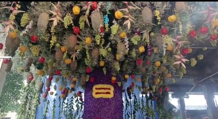  மகா சிவராத்திரியை முன்னிட்டு இரண்டு கோடி ரூபாய் மதிப்புள்ள மலர்கள், பழங்கள், மின்சார சரவிளக்குகள் ஆகியவற்றால் அலங்கரிக்கப்பட்டு  காளஹஸ்தி கோவில் ஜொலிக்கிறது.