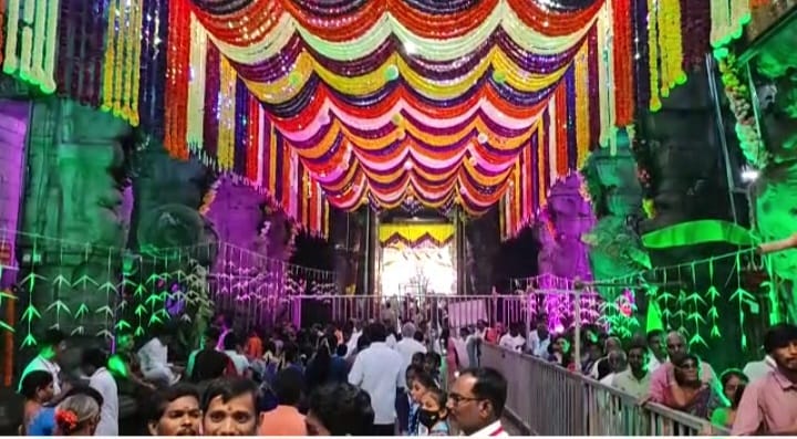  காளஹஸ்தி கோவிலில் வாயு லிங்கேஸ்வரர், ஞானப்பிரசுன்னாம்பா சமேதராக எழுந்தருளி இருக்கிறார். இந்நிலையில், மகா சிவராத்திரியை முன்னிட்டு தற்போது இந்த கோவிலில் மகா சிவராத்திரி பிரம்மோற்சவம் நடைபெற்று வருகிறது.