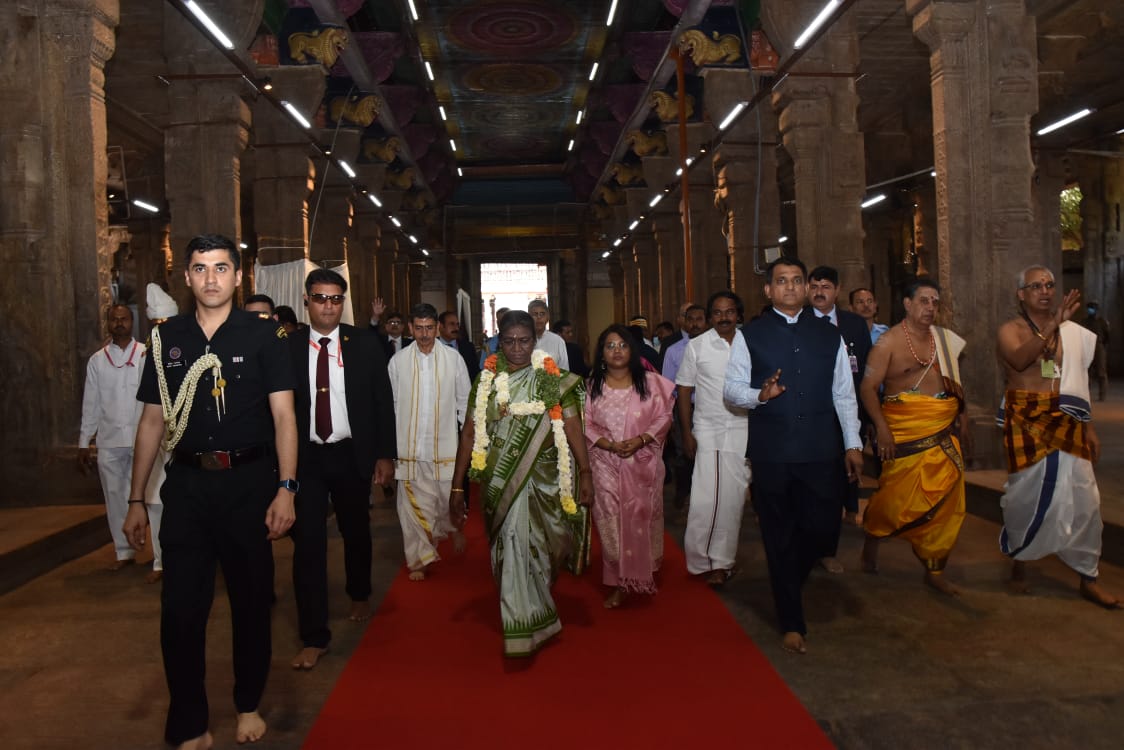  இதனை தொடர்ந்து அவரை சாமி தரிசனம் செய்ய வைத்தனர். இதையடுத்து, குடியரசு தலைவர் திரௌபதி முர்மு தனி விமானத்தில் மாலை 3.10 மணியளவில் கோவை விமான நிலையம் செல்கிறார்.