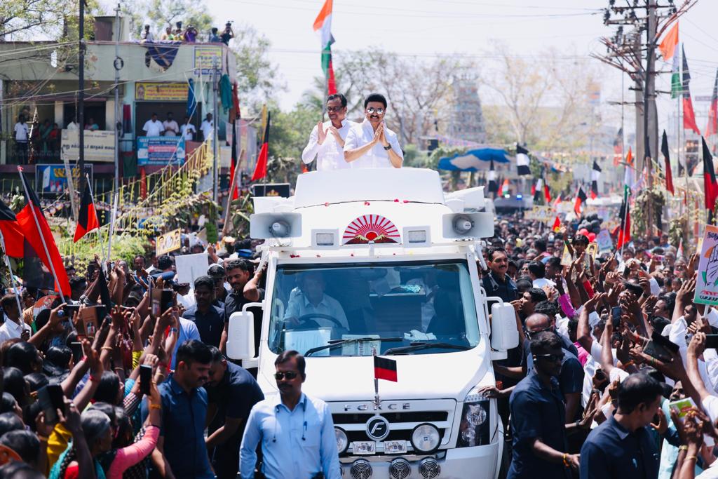   இடைத்தேர்தலில்  வேட்பாளர் ஈ.வி.கே.எஸ்.இளங்கோவனை ஆதரித்து முதலமைச்சர்  இன்று பரப்புரை மேற்கொண்டார்.