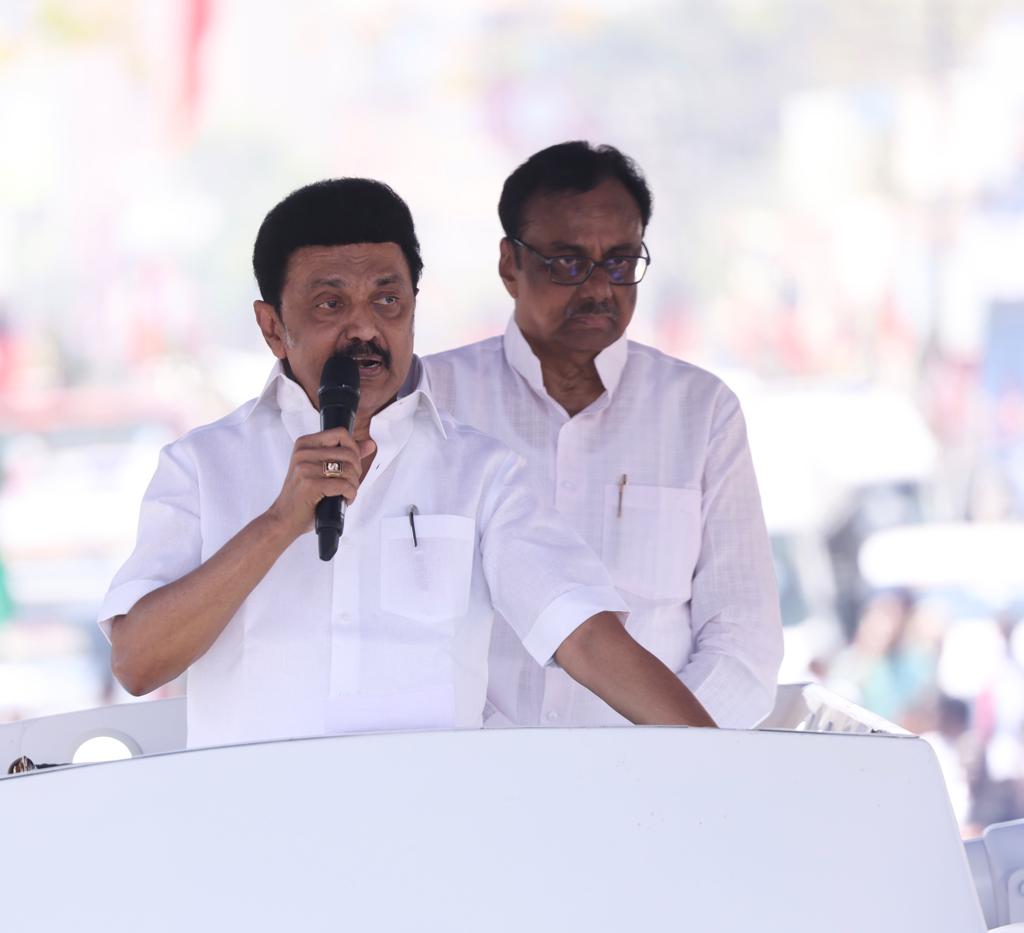  அப்போது பேசிய அவர், “கல்லூரி மாணவிகளுக்கு மாதம் தோறும் உதவி தொகை வழங்கப்பட்டு வருகின்றது. நீட் தேர்விற்கு உரிய மசோதாவை நிறைவேற்றி அனுப்பி இருக்கின்றோம். ஆளுநரோ, மத்திய அரசோ இது வரை அதற்கு அனுமதி வழங்கவில்லை. என்னுடைய  ஆட்சி காலத்தில் நீட் தேர்வுக்கு விலக்கு பெறவேண்டும் என்பது ஆசை. இதற்கான வேலைகள் நடைபெற்று வருகின்றது” என்று குறிப்பிட்டார்.
