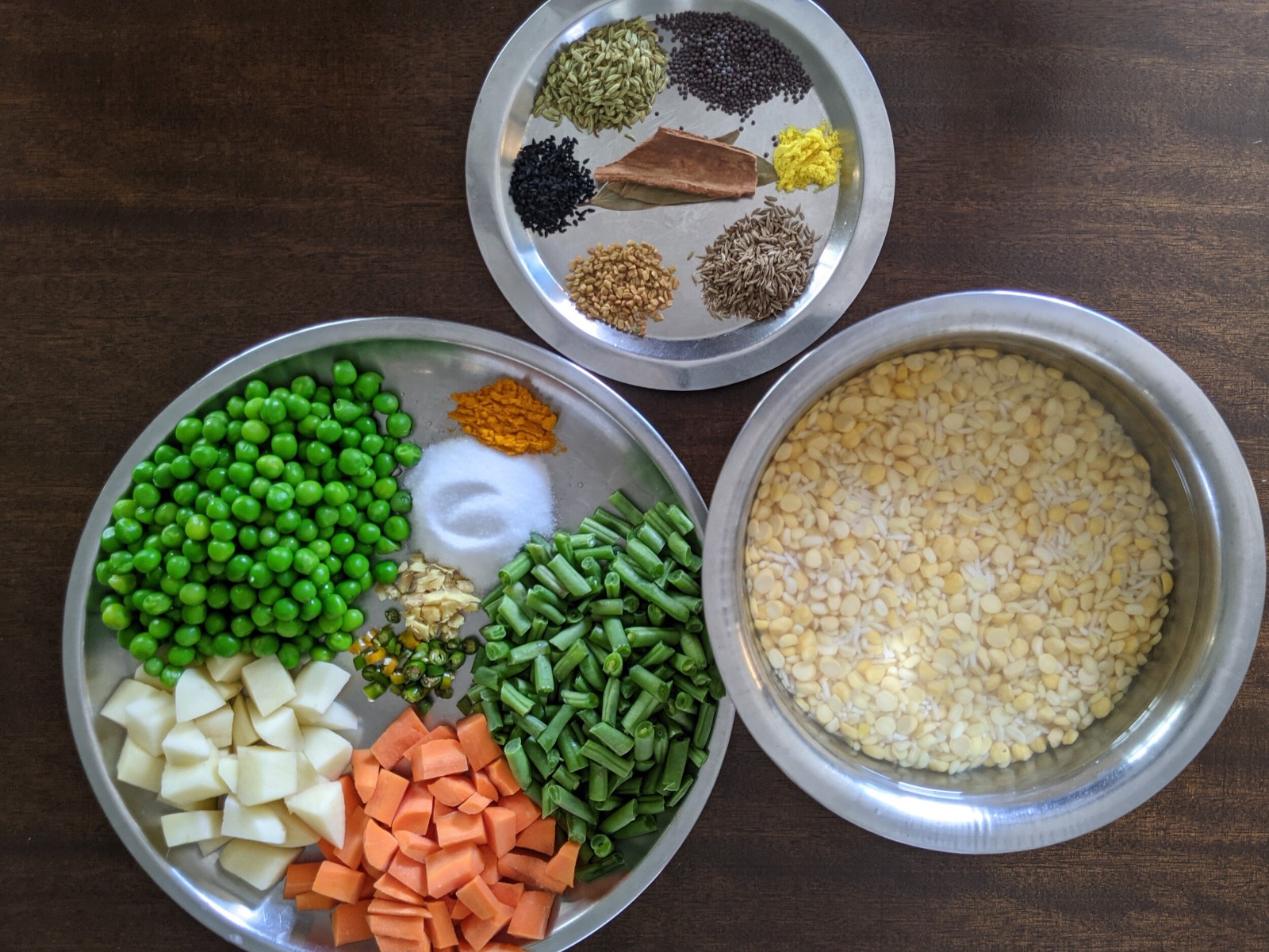  ,[object Object],தக்காளி, வெங்காயம், பச்சை மிளகாய், பூண்டு, இஞ்சி, கொத்தமல்லியை பொடியாக நறுக்கிகொள்ளவும். அரிசி மற்றும் துவரம் பருப்பை நன்றாக கழுவி ஒரு மணிநேரம் ஊறவைக்கவும். ஊறவைத்த அரிசி மற்றும் பருப்பை குக்கரில் போட்டு, உப்பு, மஞ்சள்தூள் சேர்த்து மூடி 4 விசில் வரும் வரை வேகவைக்கவும். ஒரு வாணலியில் எண்ணெய், நெய் சேர்த்து சூடானதும் சீரகம், பிரியாணி இலை, பட்டை சேர்த்து வறுக்கவும். அடுத்து நறுக்கிய இஞ்சி, பூண்டு, பச்சை மிளகாய், வெங்காயம் சேர்த்து நன்கு வதக்கவும். வெங்காயம் நன்றாக வதங்கியதும் தக்காளி சேர்த்து வதக்கவும். தக்காளி குழைய வதங்கியதும் உப்பு, மிளகாய் தூள், சீரக தூள், தனியா தூள், பெருங்காயத் தூள், கரம் மசாலா தூள் சேர்த்து நன்கு வதக்கவும்.அடுத்து வேகவைத்த அரிசி பருப்பை சேர்த்து கலக்கவும். இறுதியாக நெய் மற்றும் நறுக்கிய கொத்தமல்லி இலை சேர்த்து நன்றாக கலந்து இறக்கினால் கிச்சடி தயார்.