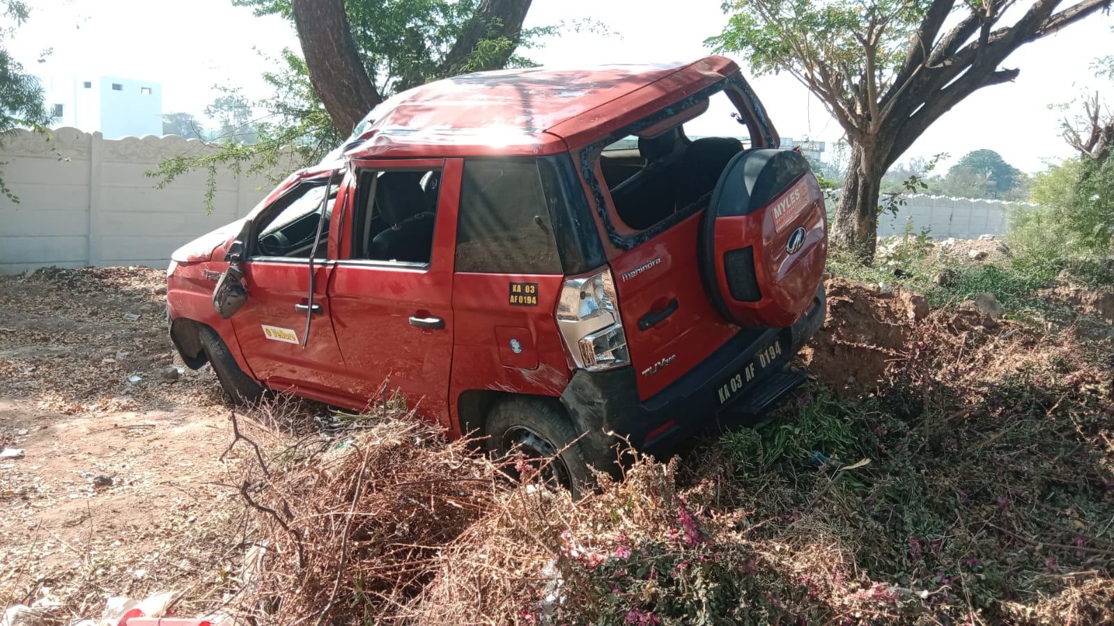  வாணியம்பாடி அருகே வளையாம்பட்டு கிராமத்தில், சென்னை - பெங்களூரு தேசிய நெடுஞ்சாலையில் உள்ள சர்வீஸ் சாலையில் சைக்கிளில் சென்று கொண்டிருந்த பள்ளி மாணவர்கள் 3 பேர் மீது, அதிவேகமாக வந்த கார் மோதியது.