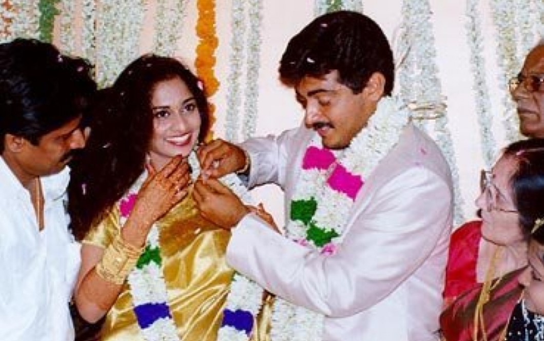  ரசிகர்களால் தல என்று அழைக்கப்படும் அஜித்தும், குழந்தை நட்சத்திரமாக அறிமுகமாகி பின் கதாநாயகியாக மாறிய ஷாலினியும் அமர்க்களம் படப்பிடிப்பின் போது காதல் வயப்பட்டு இருவரும் 2000ல் திருமணம் செய்து கொண்டனர். தற்போது அவர்களுக்கு ஒரு மகளும் ஒரு மகனும் உள்ளனர்.