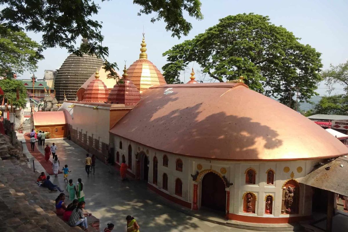  அஸ்ஸாமில் உள்ள காமாக்யா கோவில், இந்திய துணைக் கண்டத்தில் உள்ள சக்தி பீடங்களில் மிகவும் பழமையான ஒன்றாகும். ஒவ்வொரு ஆண்டும் பருவமழையின் போது, ​​இந்த கோவிலில் உள்ள அம்மனுக்கு மாதவிடாய் ஏற்படுவதாக நம்பப்படுகிறது. இந்த நேரத்தில் தான் கோவில் மூன்று நாட்கள் மூடப்பட்டிருக்கும்.