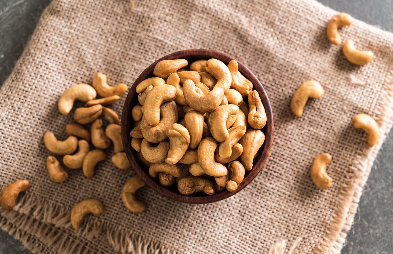  முந்திரி பருப்புகளில் நார்ச்சத்து, புரதம் மற்றும் மெக்னீசியம், மாங்கனீஸ், பாஸ்பரஸ், ஜிங்க் மற்றும் காப்பர் போன்ற பல அத்தியாவசிய மினரல்ஸ் நிறைந்திருப்பதால் அவை உடலுக்கு மிகவும் ஆரோக்கியமானவை. தவிர முந்திரியில் வைட்டமின் பி6, வைட்டமின் கே மற்றும் தியாமின் (thiamine) நிறைந்திருப்பதால் தினமும் இவற்றை சாப்பிட ஊட்டச்சத்து நிபுணர்கள் பரிந்துரைக்கிறார்கள்.