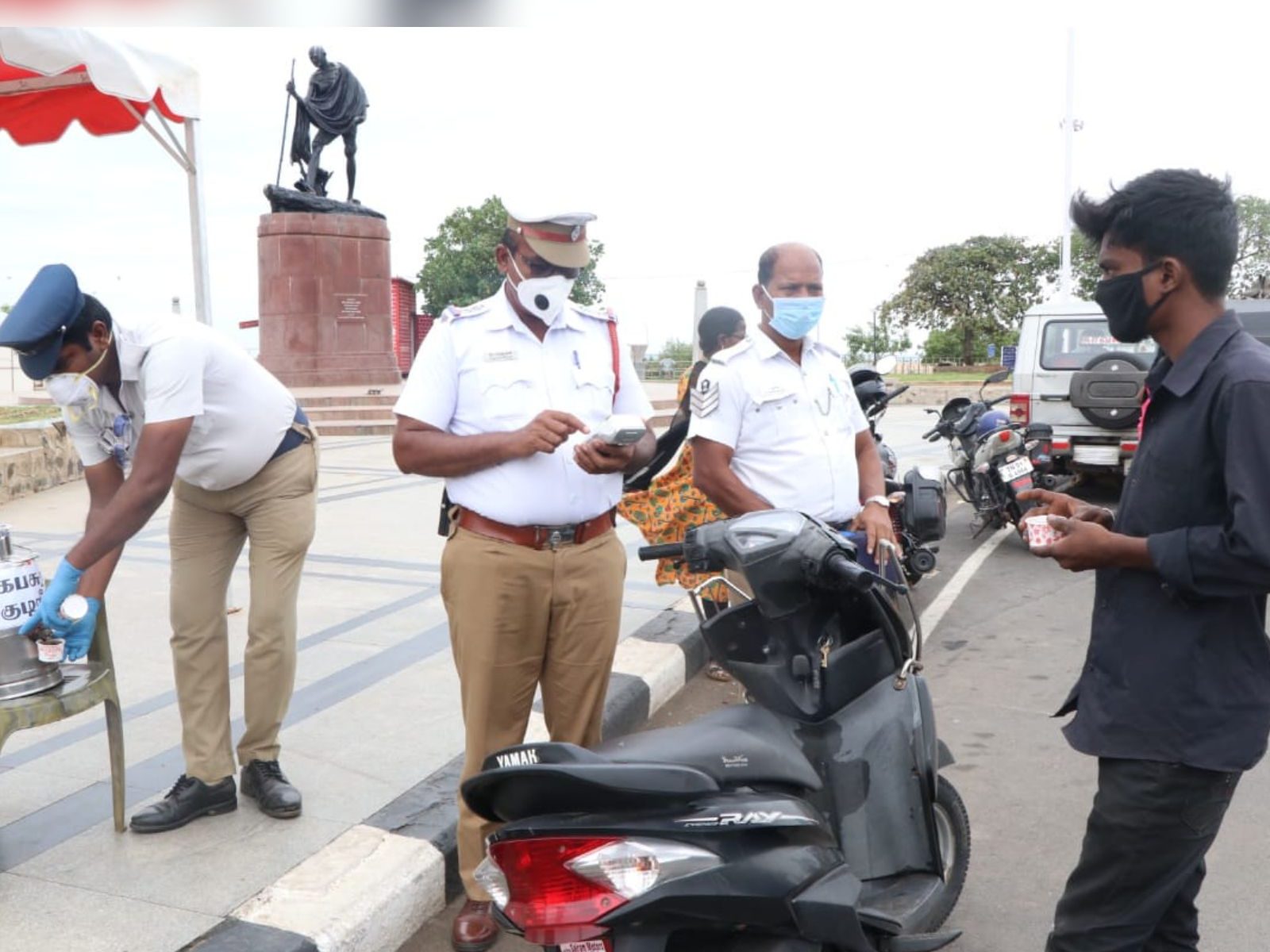  அந்த அறிவிப்பின்படி சென்னை முழுவதும் உள்ள பார்க்கிங்கில் நிறுத்தி வைக்கப்பட்டிருக்கும் இரு சக்கர வாகனங்கள் மற்றும் நான்கு சக்கர வாகனங்களில் நம்பர் பிளேட்டுகள் போக்குவரத்து விதிகள் மீறி வைக்கப்பட்டிருந்தால் அவற்றிற்கு அபராதம் விதிக்கும் பணியில் போலீசார் ஈடுபட்டனர்.