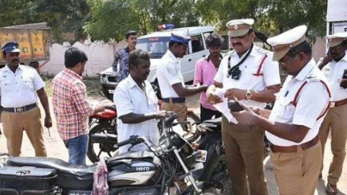  குறிப்பாக போக்குவரத்து விதிகள் மீறி நம்பர் பிளேட் வைத்திருப்பவர்கள் வாகனத்தில் ரூ.500 அபராதம் விதிக்கப்பட்டு போக்குவரத்து போலீசாரால் சலான்கள் ஒட்டப்பட்டன.
