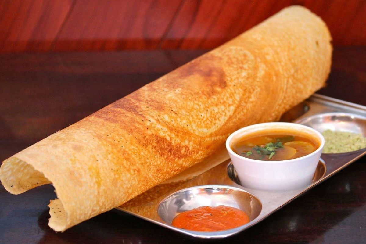 தென்னிந்தியாவில் பிரபலமாக உணவுகளில் தோசையும் ஒன்று. குறிப்பாக தமிழர்களின் பாரம்பரிய உணவுப்பட்டியலில் முக்கிய இடம்பெற்றுள்ள இட்லியும் தோசையும்தான். அதில் பல வீடுகளில் குட்டீஸ்களின் விருப்பமாக உள்ளது தோசைதான். அவற்றை ஒரே மாதிரியாக செய்து சாப்பிடாமல் சற்று வித்தியாசமாக செய்து சாப்பிட்டால் உண்பதற்கு நன்றாகதான் இருக்கும். அந்த வகையில் இந்த பதிவில் சுவையான தக்காளி தோசை செய்வது எப்படி என்பதை பற்றி தெரிந்துக் கொள்ளலாம்.