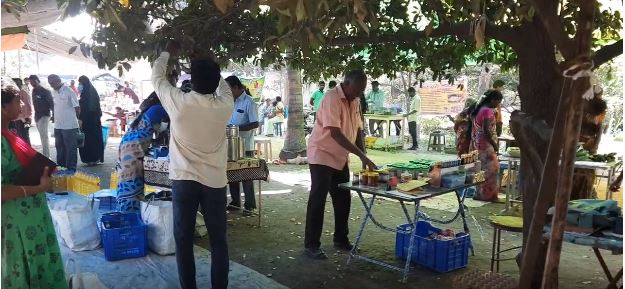  தருமபுரி மாவட்டம் முழுவதும் உள்ள இயற்கை விவசாயிகள் ஒன்றிணைந்து கடந்த நான்கு ஆண்டுகளாக தருமபுரி பாரதிபுரத்தில் வாரம்தோறும் ஞாயிற்றுக்கிழமைகளில் மரபு சந்தை கூடுகிறது.