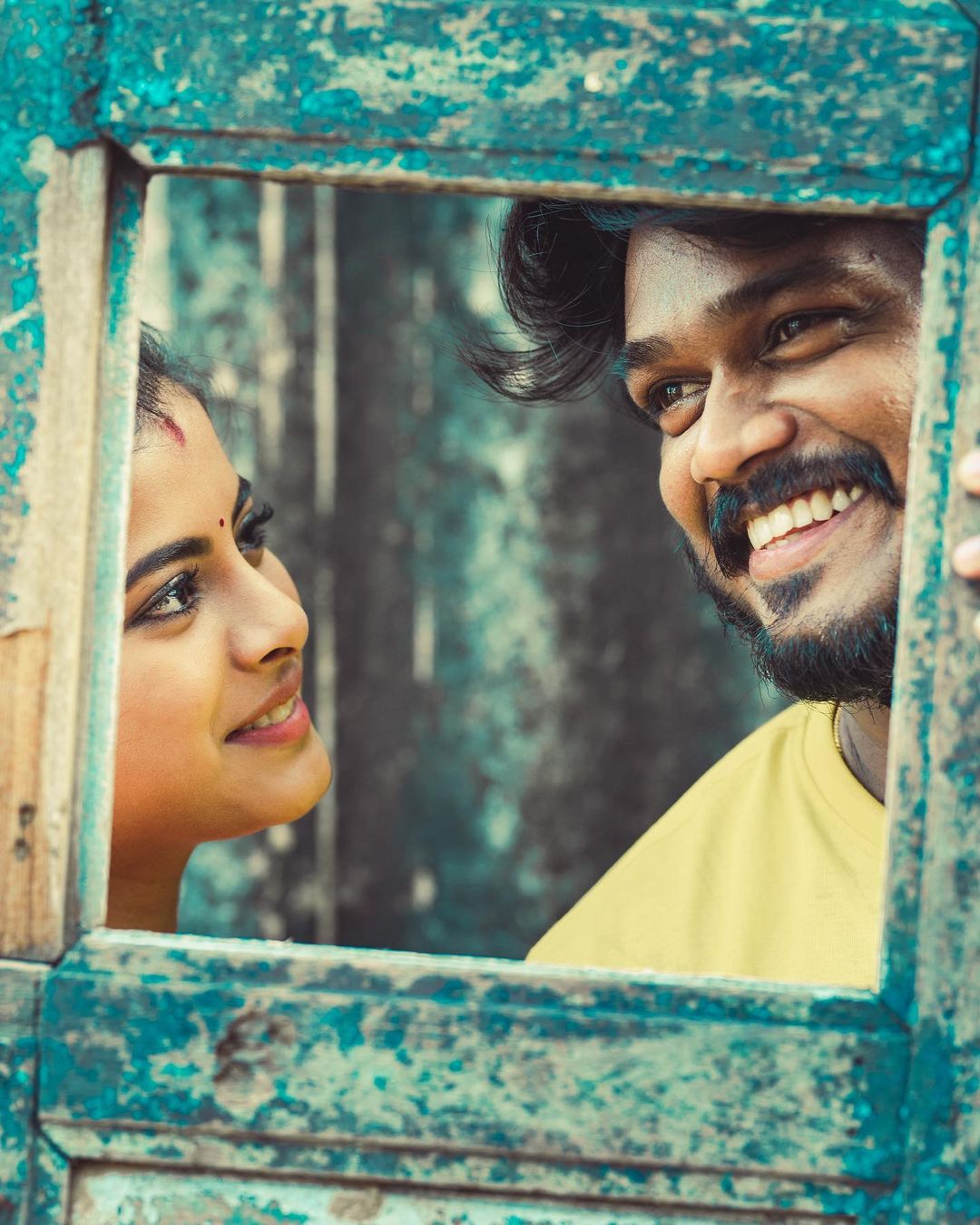  முதலில் 'கோகுலத்தில் சீதை' சீரியலில் நடித்த சந்தியா, பின்னர் 'தெய்வம் தந்த பூவே' சீரியலில் நடித்தார். அதோடு சில படங்களிலும் நடித்துள்ளார்.