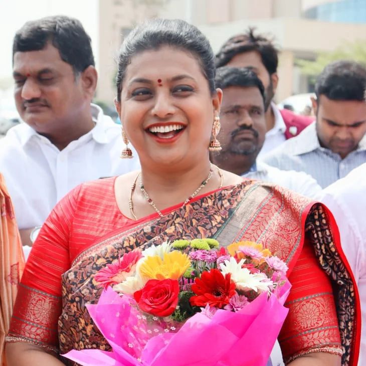  தனது செருப்பை ஊழியர் எடுத்து வந்ததால், நெட்டிசன்களின் கேலிக்கு ஆளாகியிருக்கிறார் நடிகையும், ஆந்திர அமைச்சருமான ரோஜா செல்வமணி.
